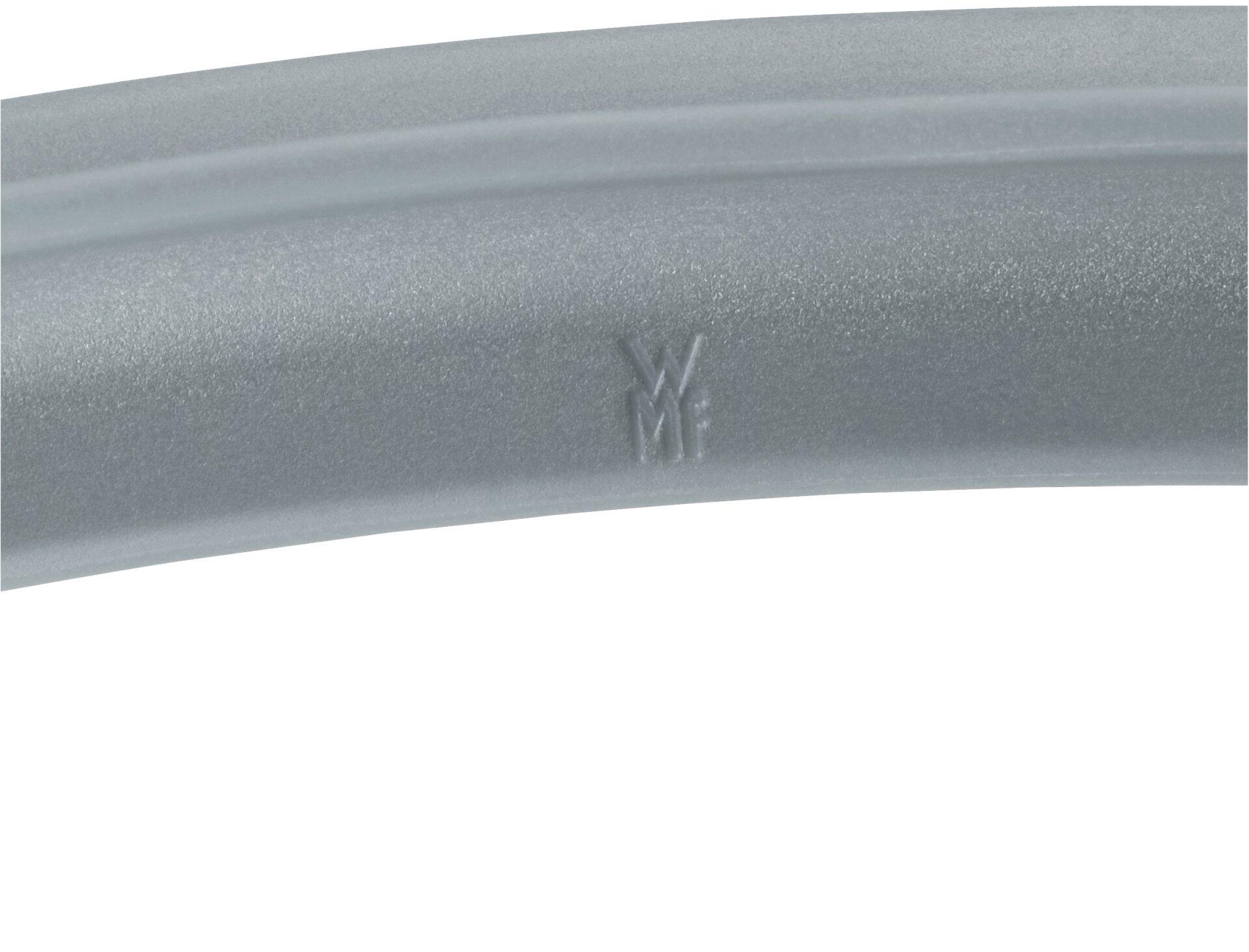 Silberfarbenes Metallobjekt mit eingeprägtem Logo aus verbundenen "Y" und "M".