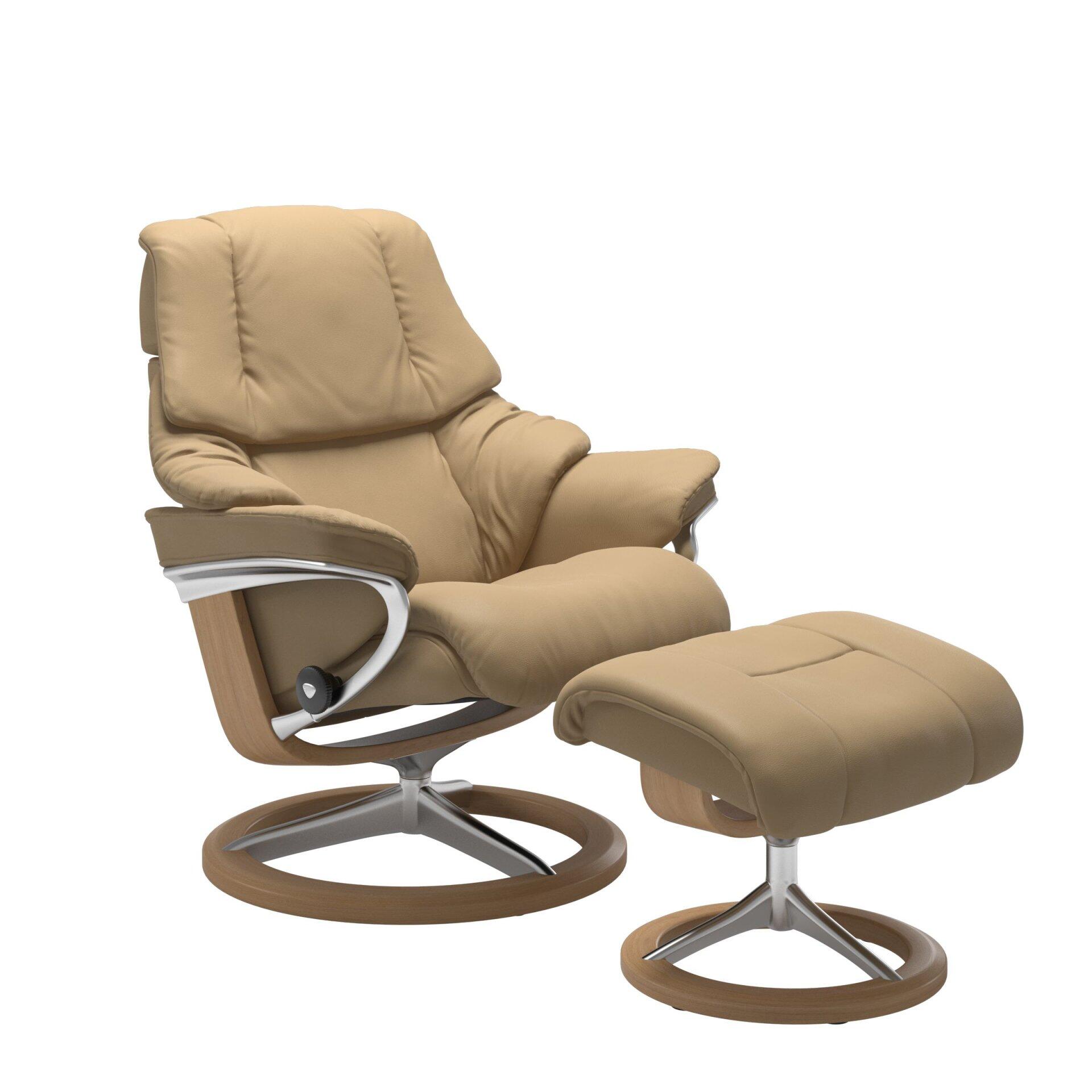 Relaxsessel Reno in Beige mit höhenverstellbarer Kopfstütze und drehbarer Basis, ergänzt durch einen passenden Fußhocker, aus Frontalperspektive.