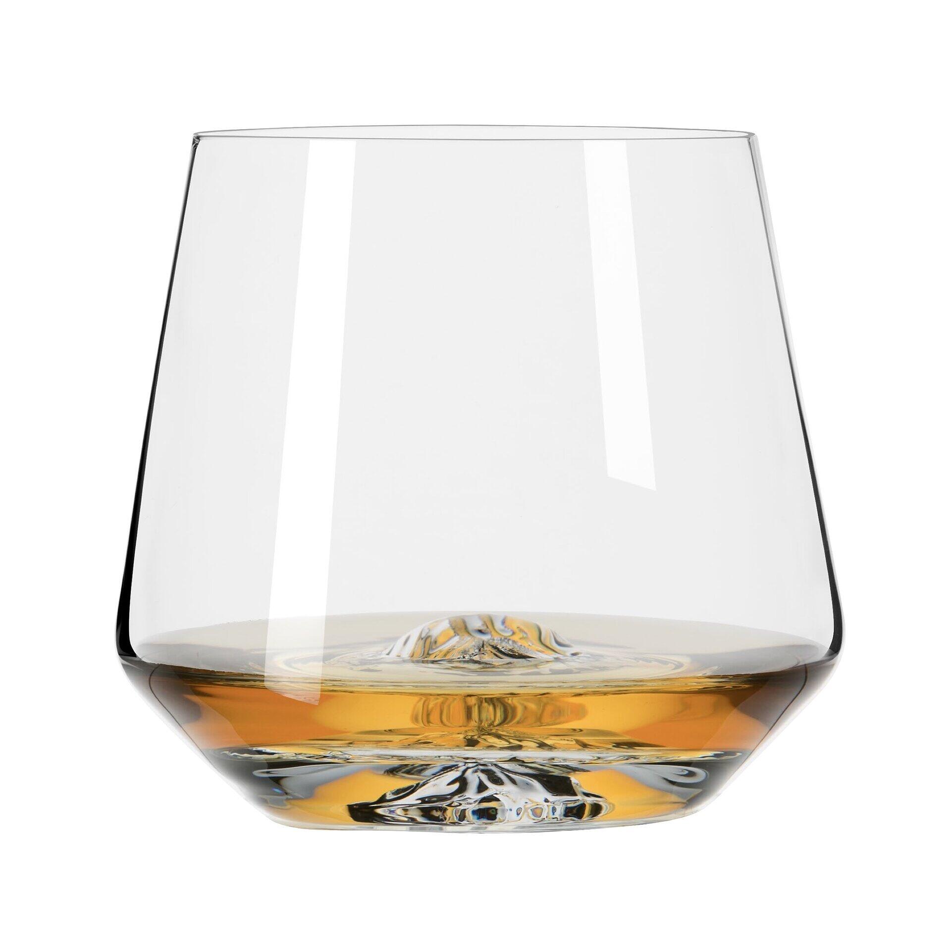 Whisky Tumbler mit konischer Form in Dreiviertelperspektive, gefüllt mit einem gelb-orangen Getränk und Lichtreflexionen.