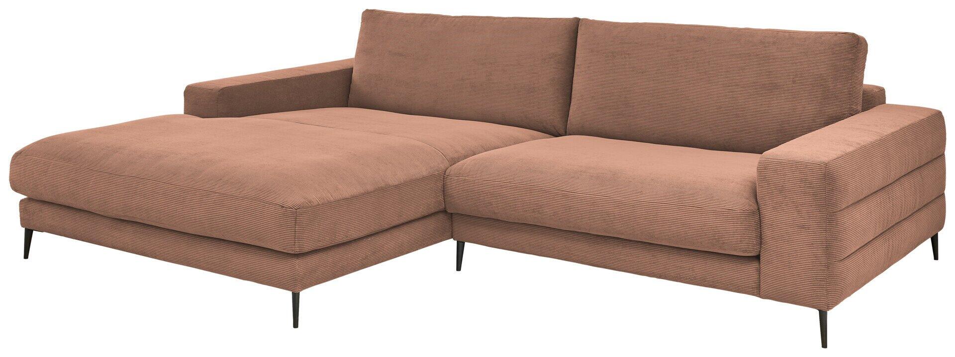 Eckcouch Badia Base 2.0 in Rostrot mit schlanken schwarzen Metallfüßen und hochpolsterten, abgerundeten Rückenlehnen, bestehend aus einem linken Longchair mit Armlehne und einem 1,5-Sitzer mit Armlehne.
