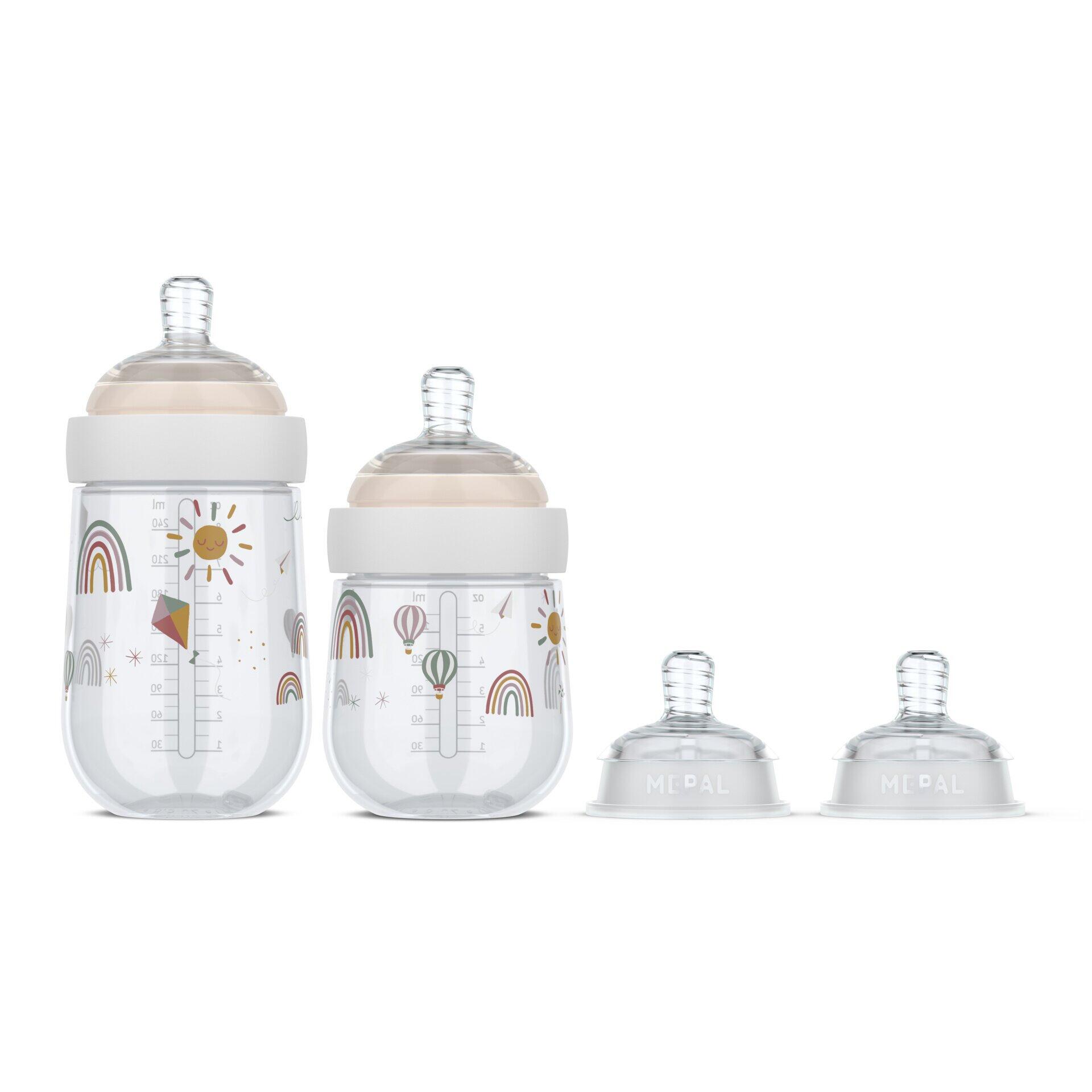 Drei helle Babyflaschen mit Regenbogen-Motiv, Milliliter-Markierungen und MEPAL-Deckeln, dargestellt aus Frontalperspektive.