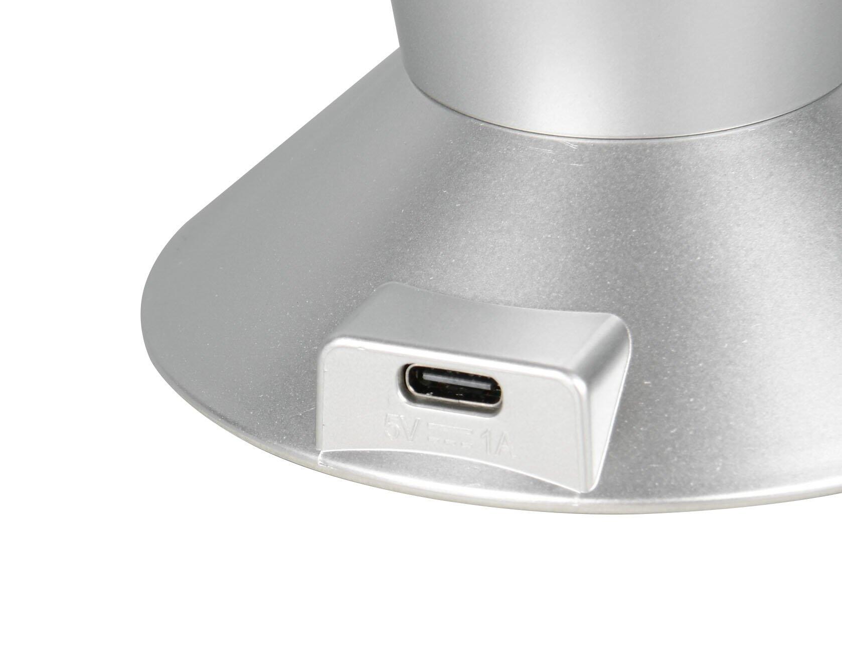 Nahaufnahme des silberfarbenen Lampenkopfs der Tischleuchte Holly mit integriertem USB-C-Anschluss für eine Stromversorgung von 5V=1A.