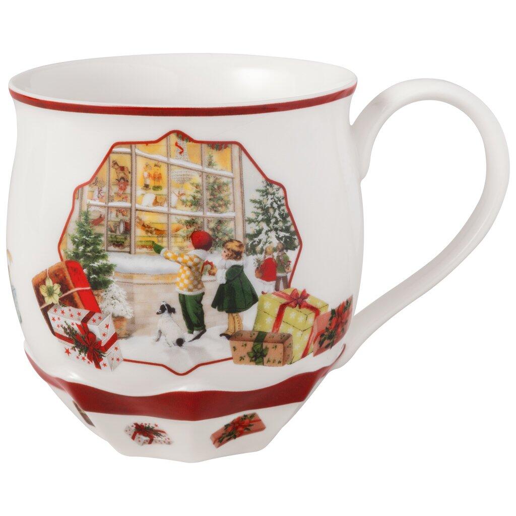 Weihnachtlicher Henkelbecher von Villeroy & Boch mit weihnachtlicher Szene aus Spielzeugladen-Dekoration und zwei Kindern vor dem Schaufenster.