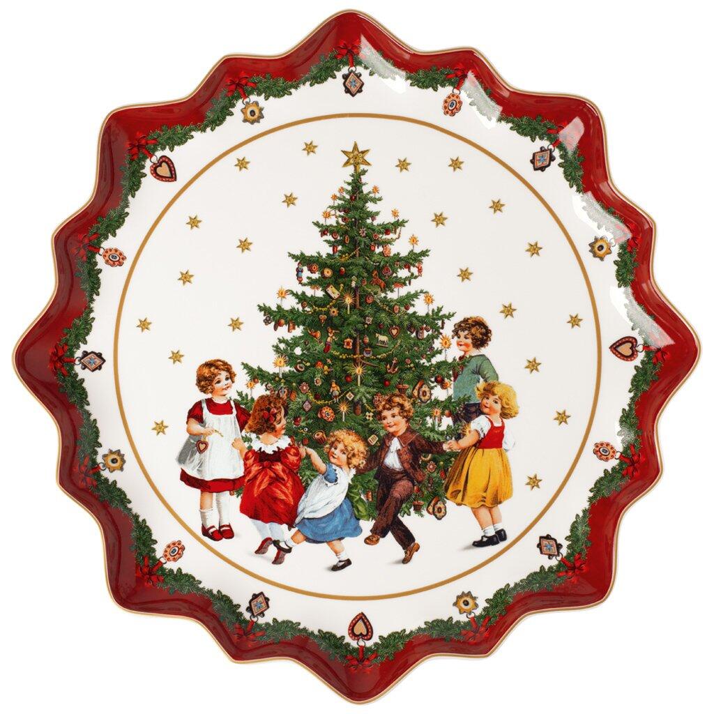 Dekorativer Teller "Toy's Fantasy" von Villeroy & Boch mit nostalgischer Weihnachtsszene von Kindern um einen geschmückten Weihnachtsbaum, umgeben von gewellten, rot-weißen Rändern.
