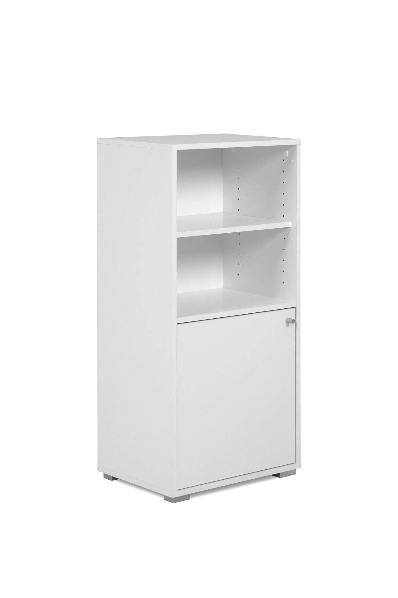 Weißer Schrank Fyn 20C mit silberfarbenen Aluminiumfüßen und -griff, zeigt drei offene Fächer mit Trennwänden und eine Schranktür.