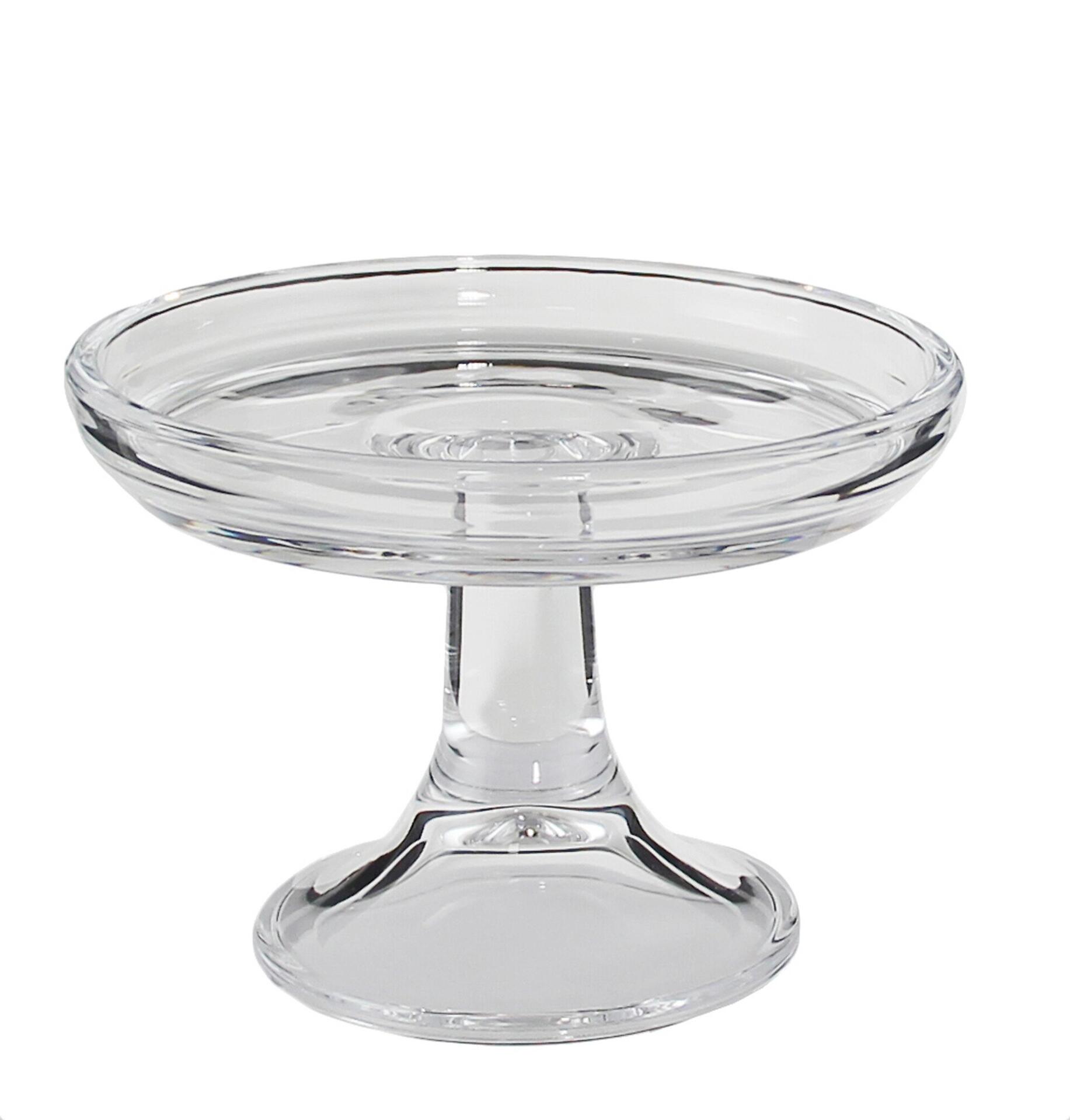 Glas-Kuchenständer auf weißem Untergrund.