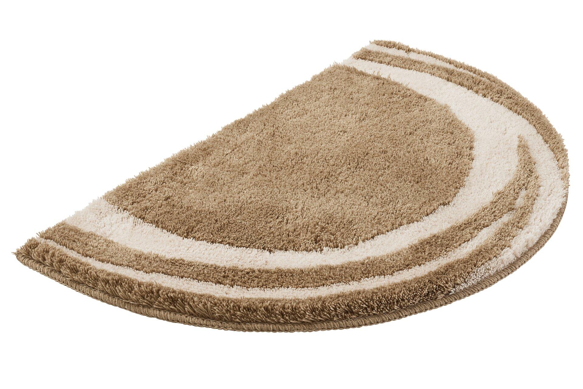 Badteppich Mystic in Halbmondform mit flauschiger Textur und horizontalen Streifen in Beige und Braun.