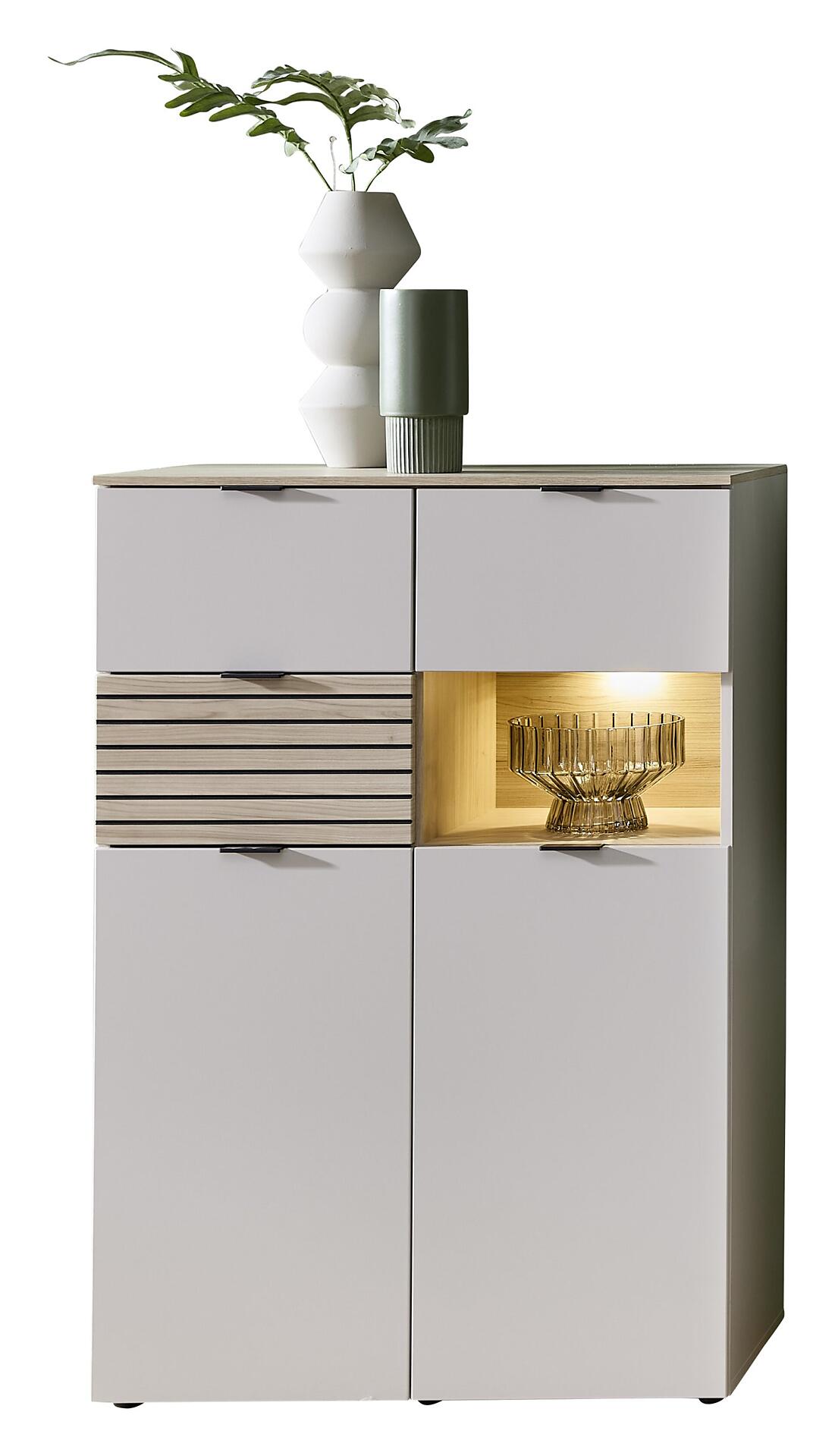 Highboard Ina mit Riva Eiche Dekoroberfläche, weißen Türen, Schubkästen, Holztüren, offener Fachbereich mit LED-Beleuchtung und dezentem Fuß, aus Frontalperspektive dargestellt.