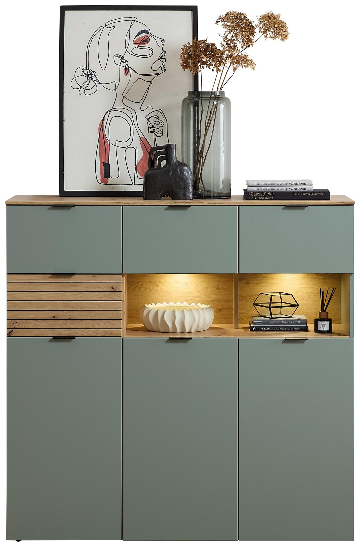 Highboard Ina mit Schilfgrün frontaler Ansicht, inklusive Nischen mit LED-Beleuchtung und Artisan Eiche Ablagefläche mit dekorativen Elementen.