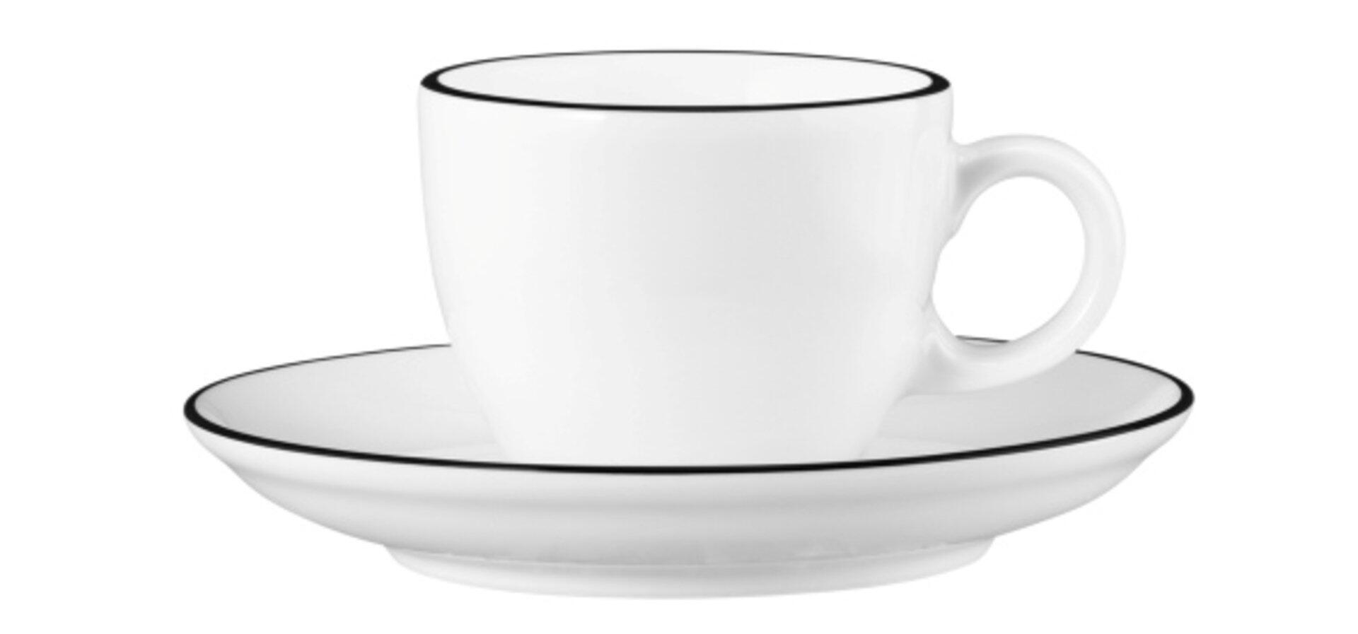 Espressotasse "Modern Life" mit konischer Form, schwarzem Farbrand und passender Untertasse, frontal und leicht von unten abgebildet.