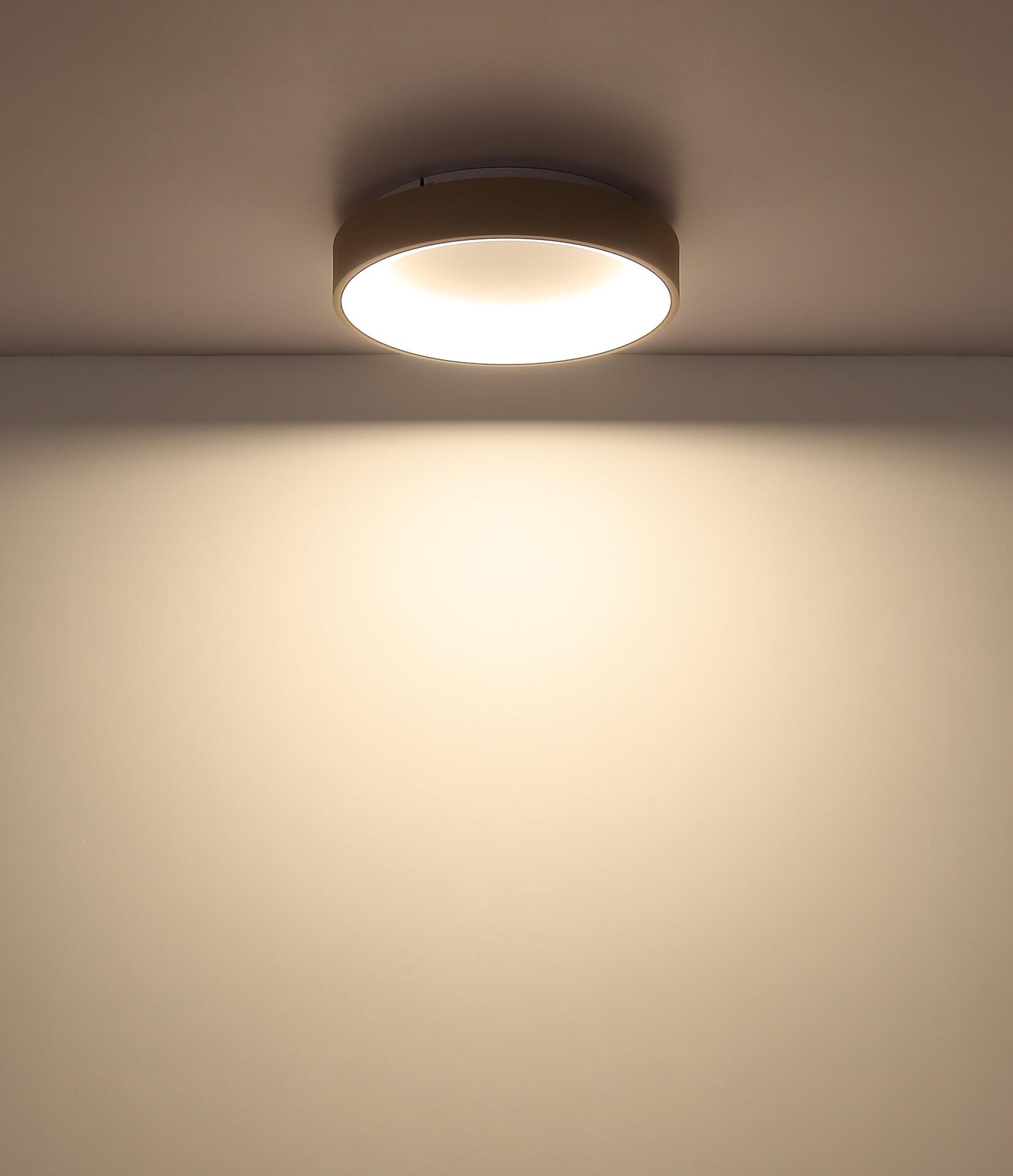 Deckenleuchte GALLEGOS mit minimalistischem Design und gleichmäßigem Lichtbild, dargestellt aus einer unteren Perspektive.