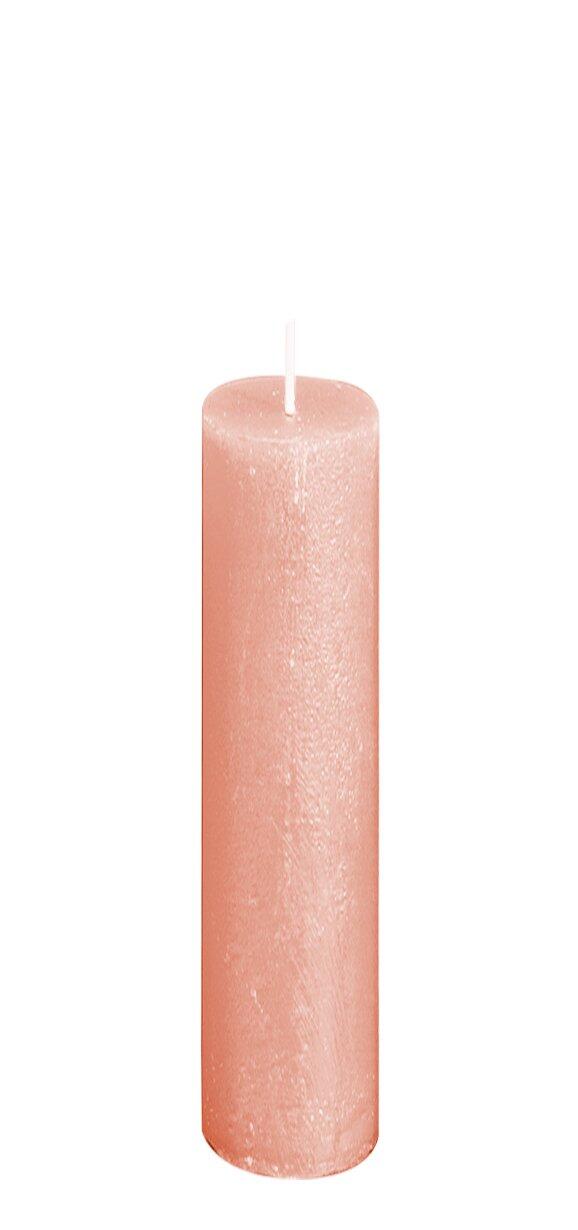 Zylindrische Rusti Cylinderkerze mit geriffelter Oberfläche und roséfarbenem Schimmer, abgebildet im Frontalbild auf weißem Hintergrund.