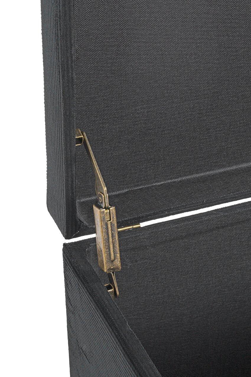 Detailaufnahme des schwarzen Deckels der Sitztruhe 54545 mit antikem, goldfarbenem Metallverschluss und Gelenken.