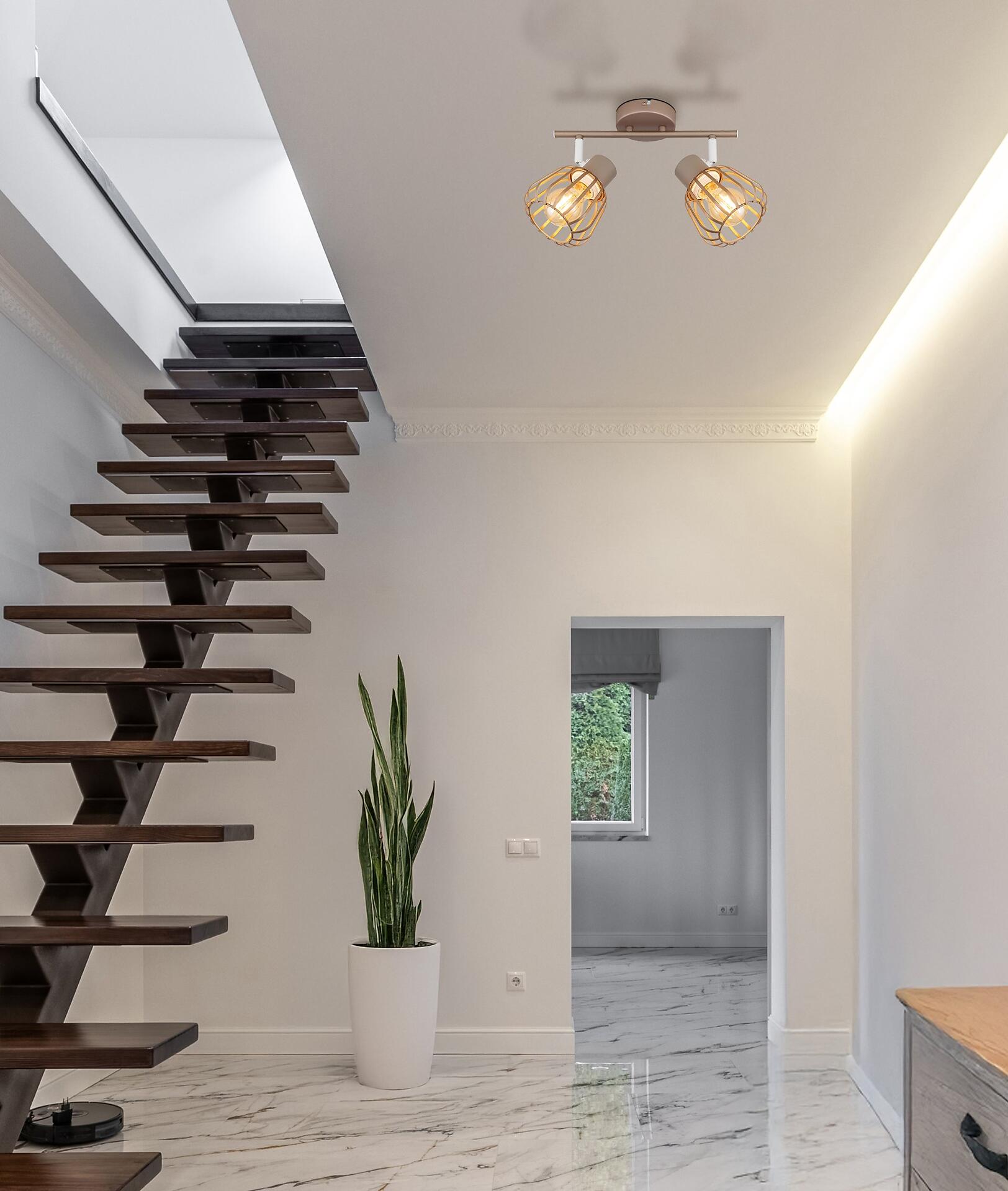 Deckenleuchte Strahler OLIN mit zwei goldfarbenen, dreh- und schwenkbaren Lampenschirmen, eingebaut über einer Wendeltreppe in einer hellen Diele.