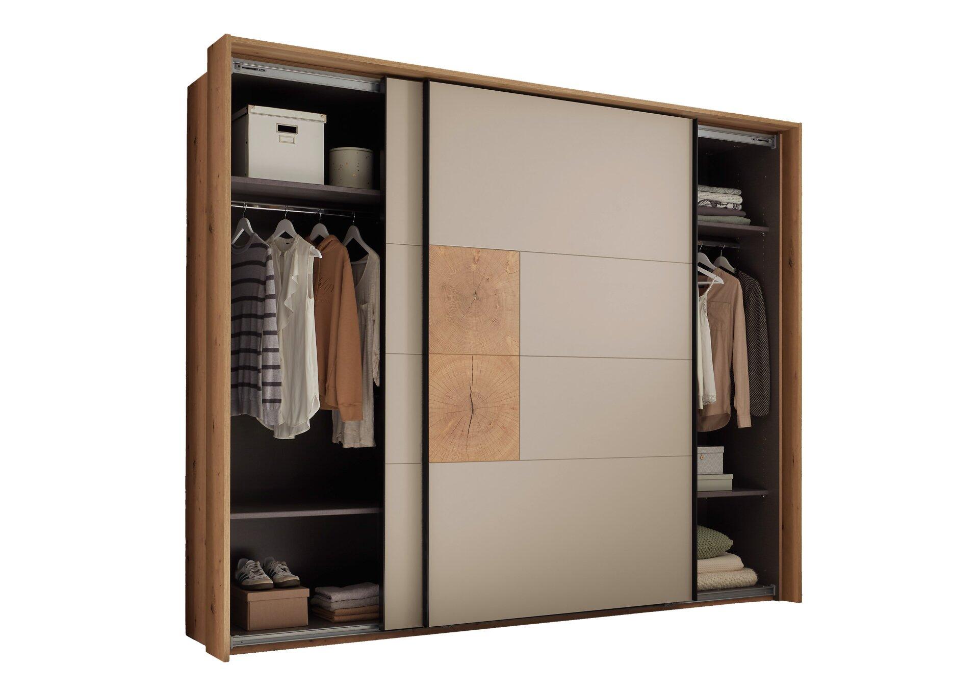 Schwebetürenschrank Sindara in 3/4-Perspektive mit Kleiderbereich, Schuhregal, Regalfächern und sanftlaufenden Schienenführung.