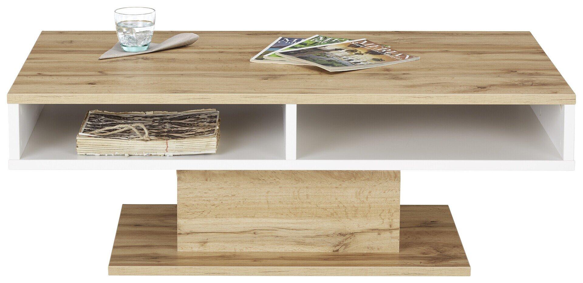 Couchtisch Alamo mit weißem Korpus, zwei offenen Fächern und einer Oberplatte in Holzoptik, präsentiert mit dekorativen Elementen.