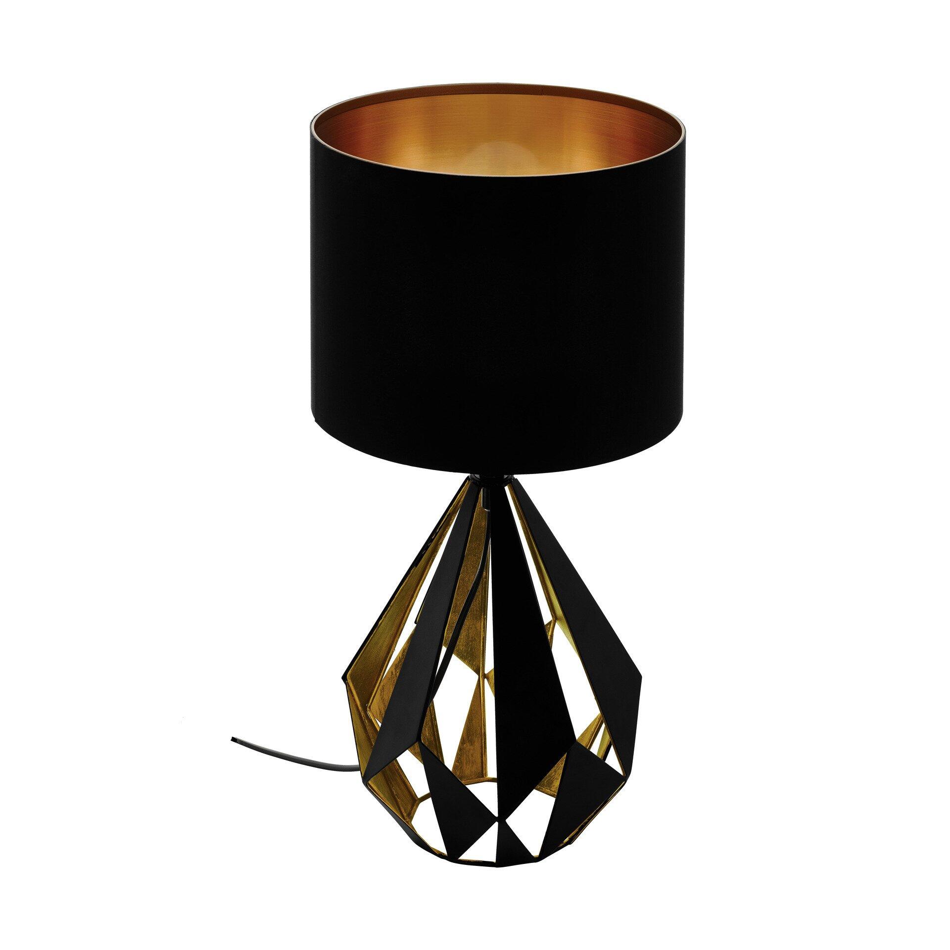 Tischleuchte Carlton 5 mit schwarzem Textilschirm und goldenem, dreieckigem Metallfuß, der eine geometrische Skulptur bildet.