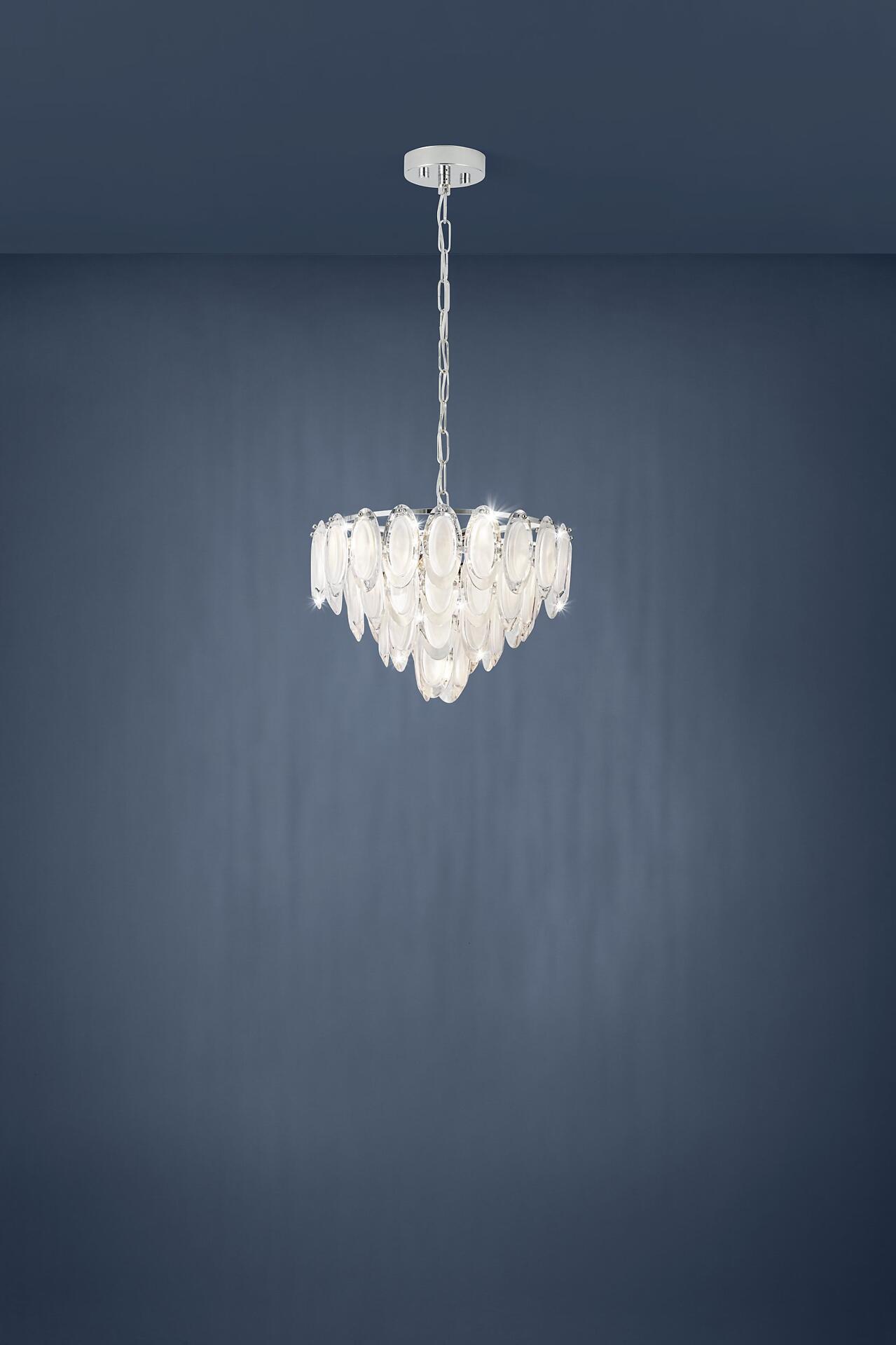 Pendelleuchte Carvario mit filigranen, tropfenförmigen Glaselementen, die in einem silbernen Metallrahmen befestigt sind und das Licht reflektieren.