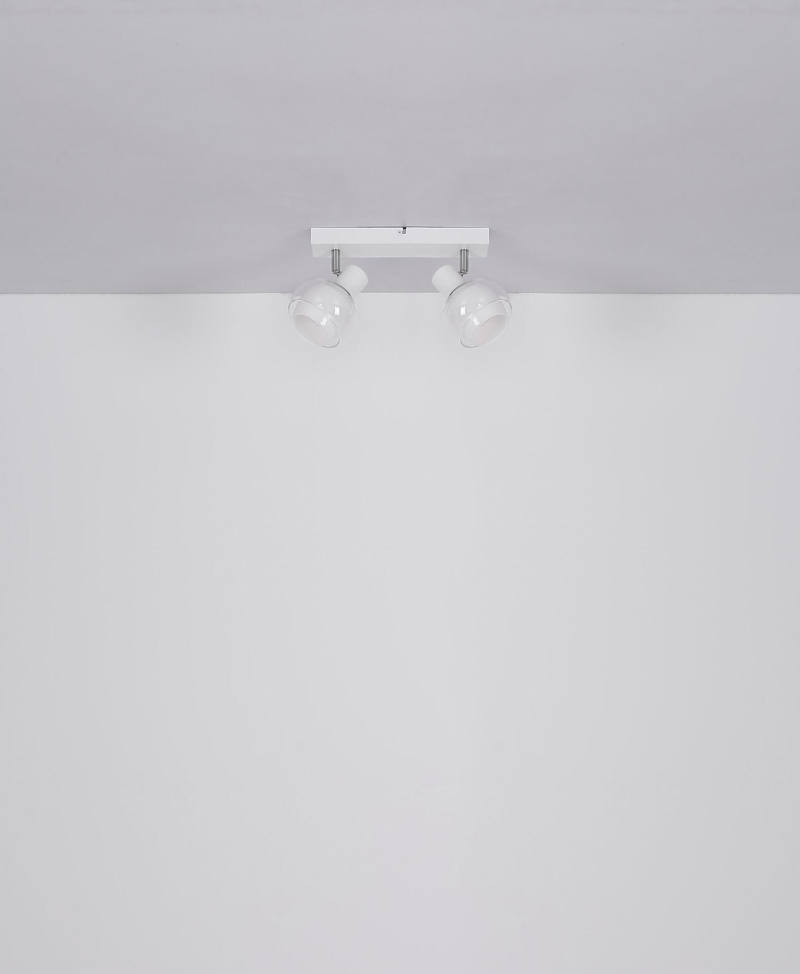 Strahler TOKKI: Moderne Deckenleuchte aus Weißmetall mit zwei schwenkbaren Spots und Reflektor-Lampen zur individuellen Ausrichtung des Lichtstrahls.