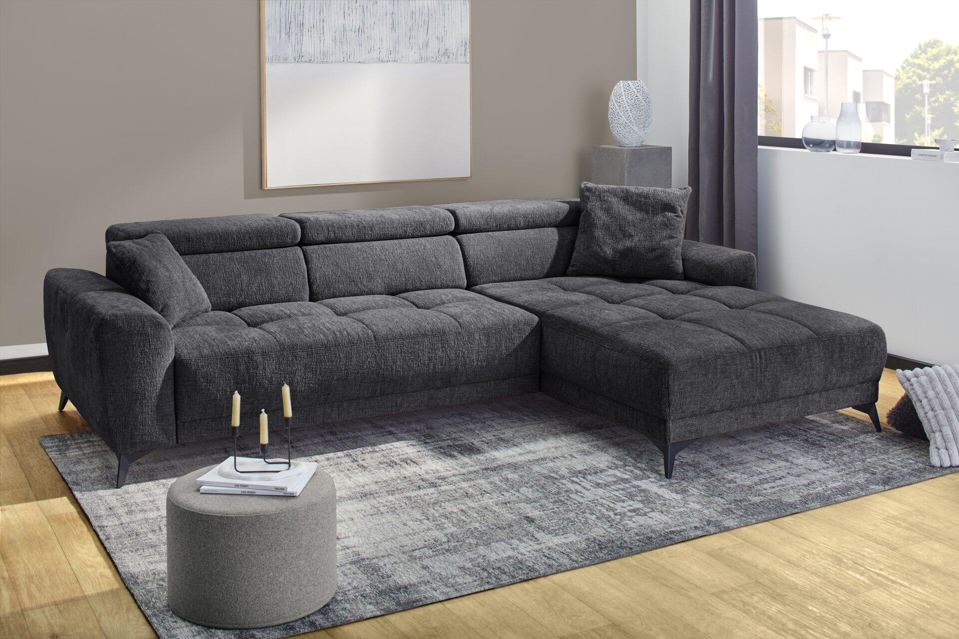 Wohnlandschaft Drifter: Graue Eckcouch mit abgesetzten Kissen, Wellenunterfederung und ausziehbarer Liegefläche im modernen Wohnzimmer.