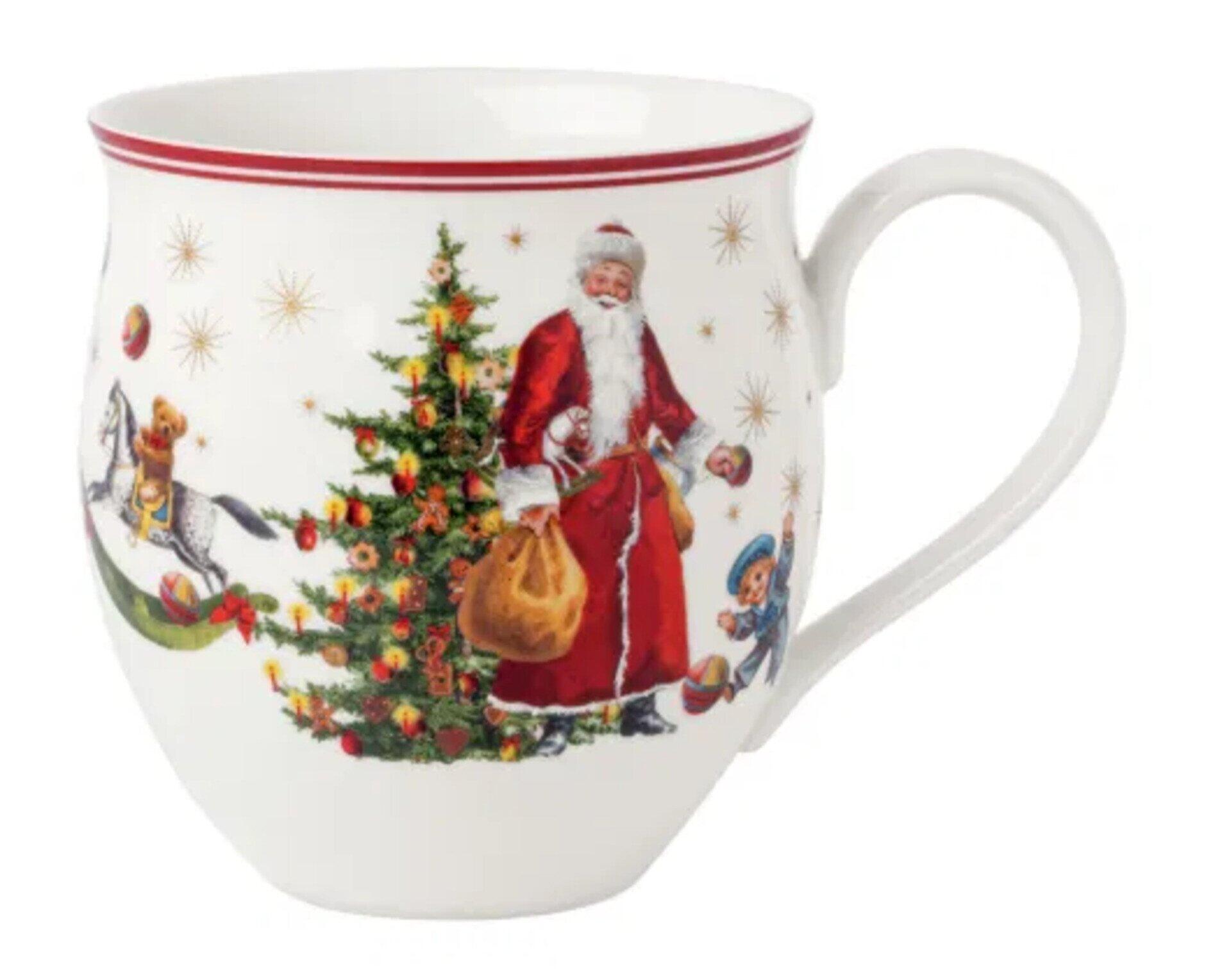 Weihnachtlicher Becher Toy's Delight von Villeroy & Boch mit weihnachtlichem Motiv, auf dem ein Weihnachtsmann, ein Wichtel, ein Pferd mit Schlitten, ein Eichhörnchen, ein Hase und Tannengrün abgebildet sind.