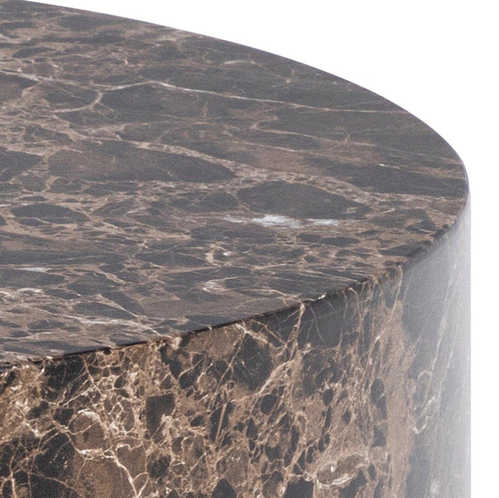 Detailaufnahme der Marmor-Tischplatte des Couchtisches Dice mit braun-grauen Farbnuancen und weißen Adern.