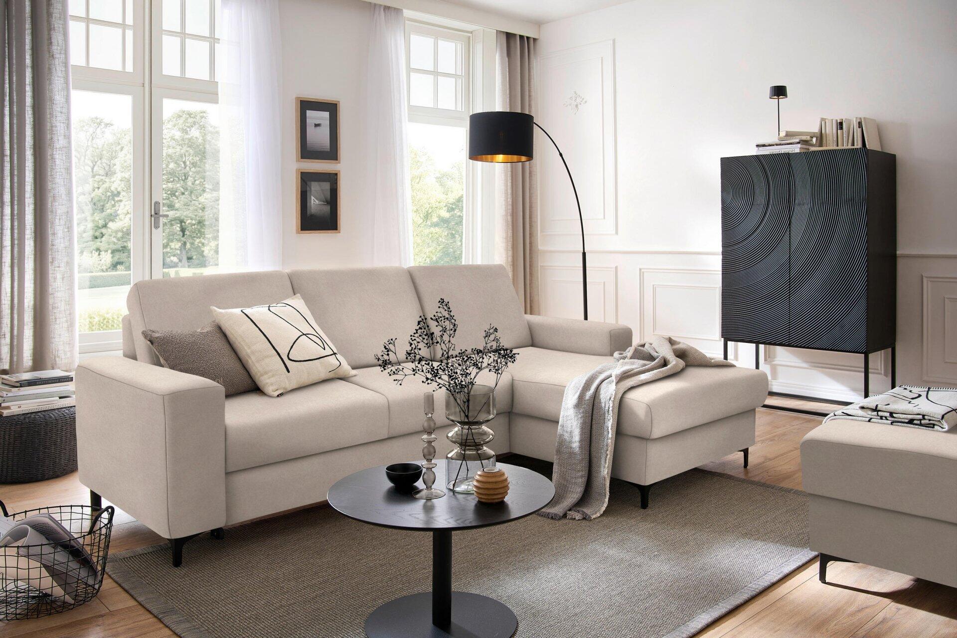 Ecksofa Balina mit Bettkasten und Schlaffunktion, dargestellt in einer erhöhten Perspektive, die die L-Form und die modernen, schlanken Füße zeigt.