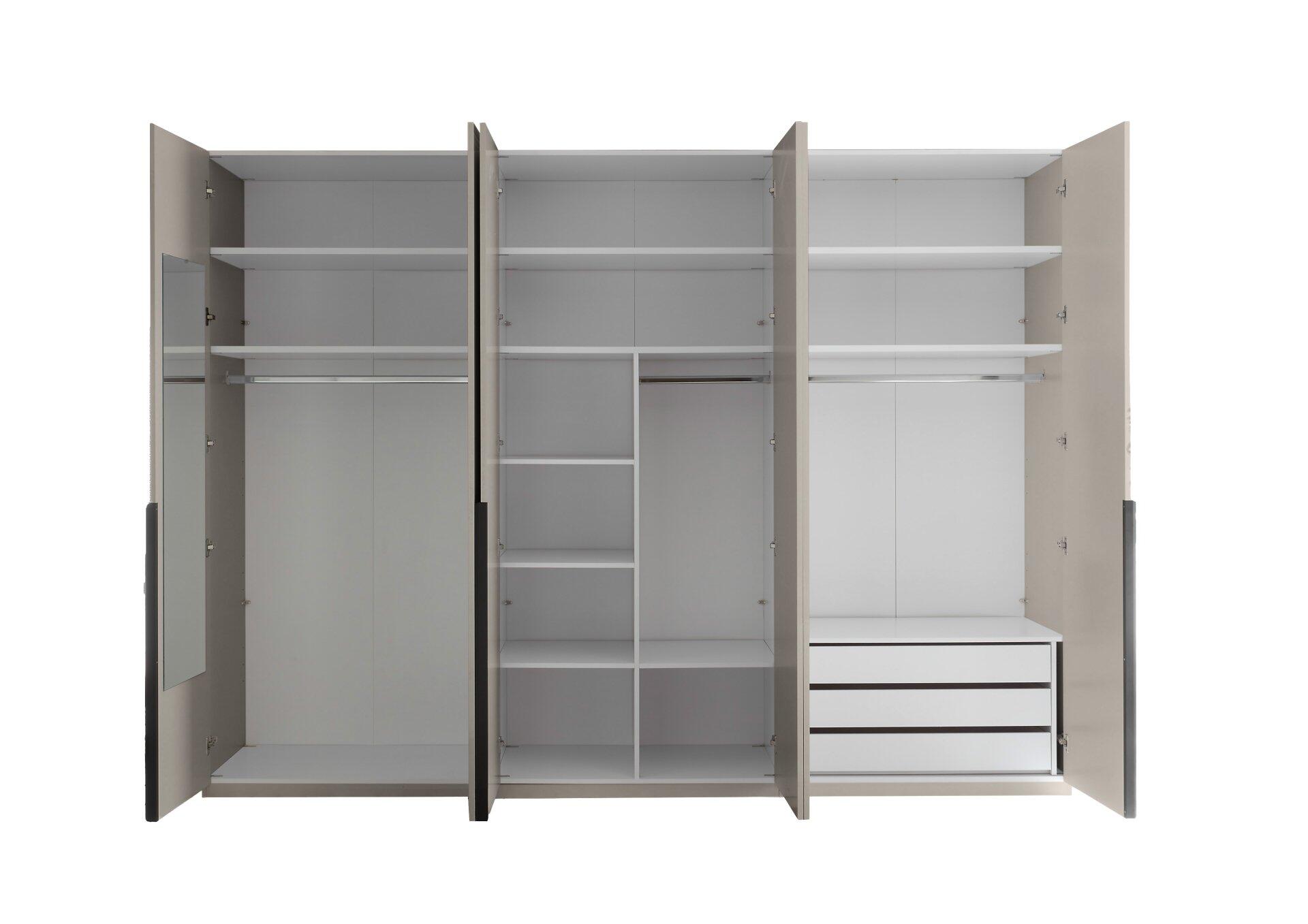 Geöffneter Kleiderschrank Camoleo mit sechs Türen, Spiegel an der linken Türinnenseite, Kleiderstange, Schubladen und mehreren Einlegeböden, aus Vogelperspektive.