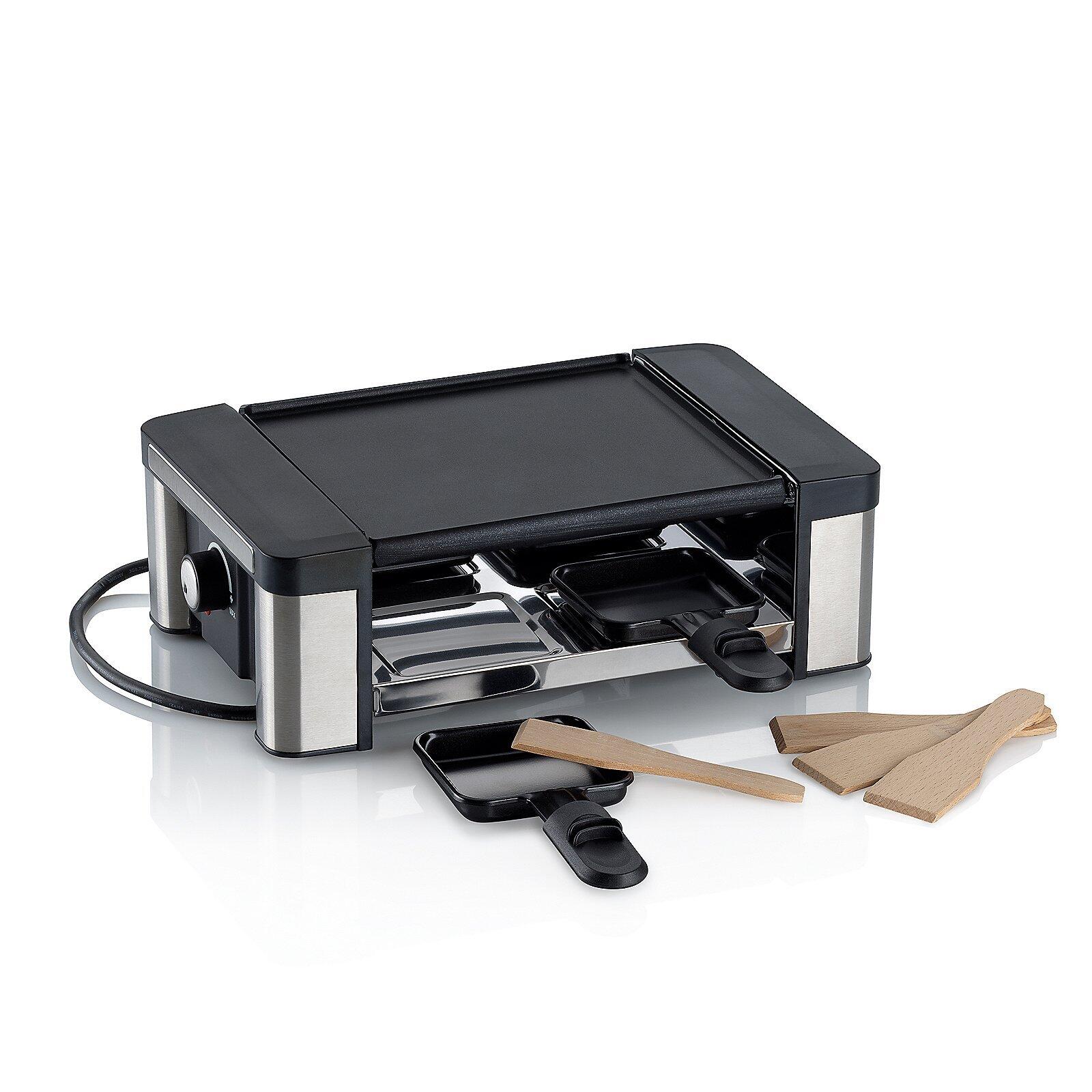 Raclette/Grillplatte Timur im ¾-Ansicht mit gerillter und glatter Grillfläche, Stromkabel und Holzspateln auf der rechten Seite.