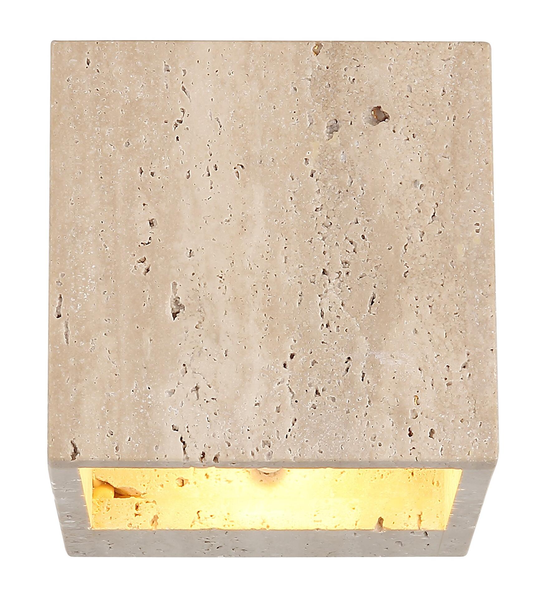 Quadratische Wandleuchte ROJAS aus Travertin mit integrierter LED-Lichtquelle, die warmes Licht abstrahlt und flach an der Wand montiert ist.