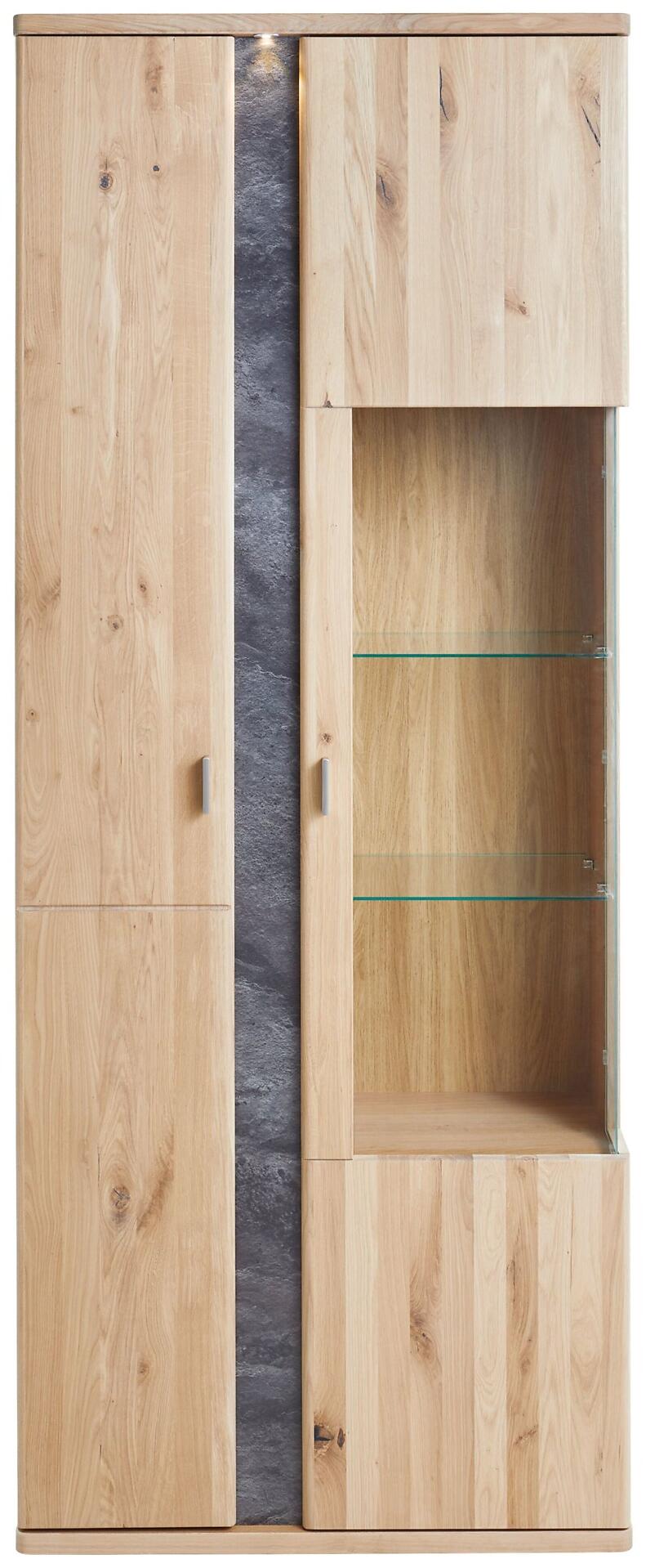 Vitrine Turego aus massivem, geöltem Alteichen mit Glastür rechts, Holztür links und zwei Glaseinlegeböden, im modernen Design mit vertikaler grauer Akzentleiste und offenem Unterbereich mit drei Glasregalböden.