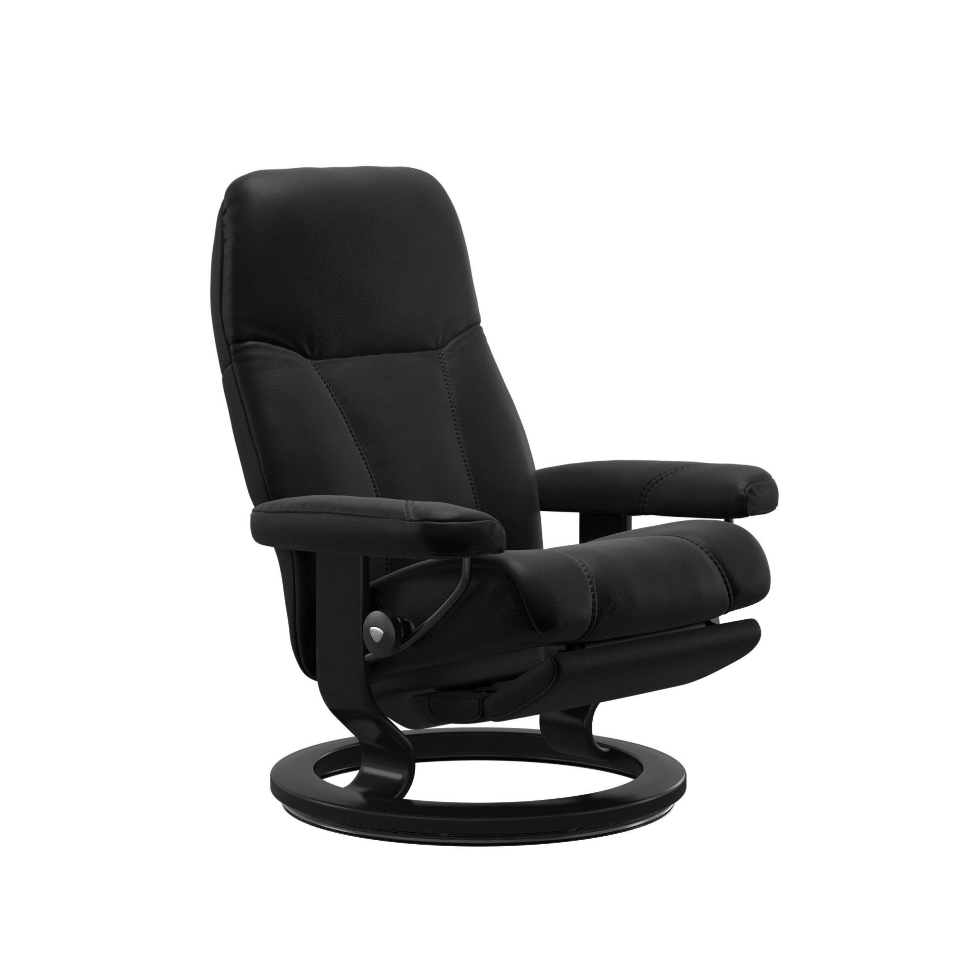 Relaxsessel Consul Power in schwarzem Stoff mit 360° Drehfunktion und manueller Verstellung der Liegeposition, dargestellt in einer Dreiviertelperspektive.