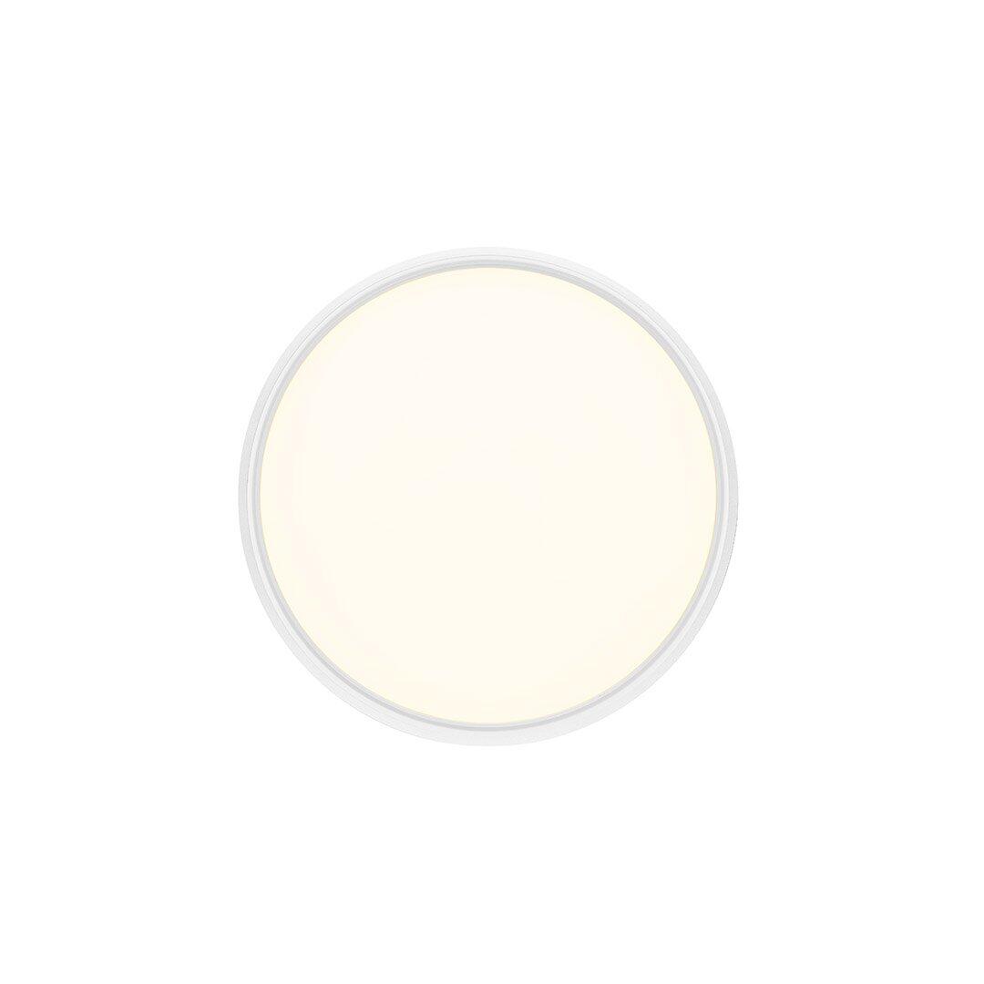 Deckenleuchte Nina mit rundem, weißem Acryl-Schirm und silbernem Ring, die das Licht gleichmäßig nach unten abstrahlt.