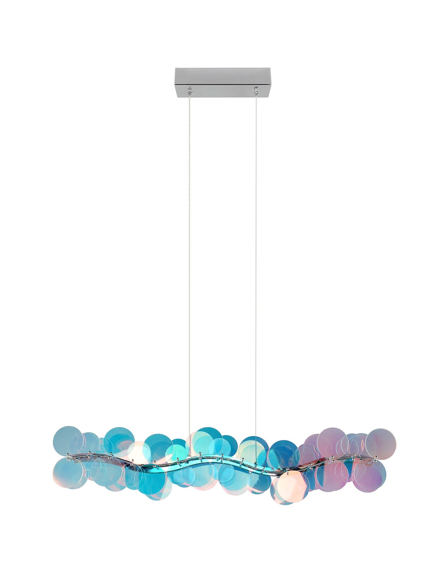 Pendelleuchte Pulse mit gebogener Struktur und irisierenden, farbverlaufenden Elementen in Blau, Violett und Rosa, die frontal beleuchtet und an einem weißen Deckenbaldakin aufgehängt ist.