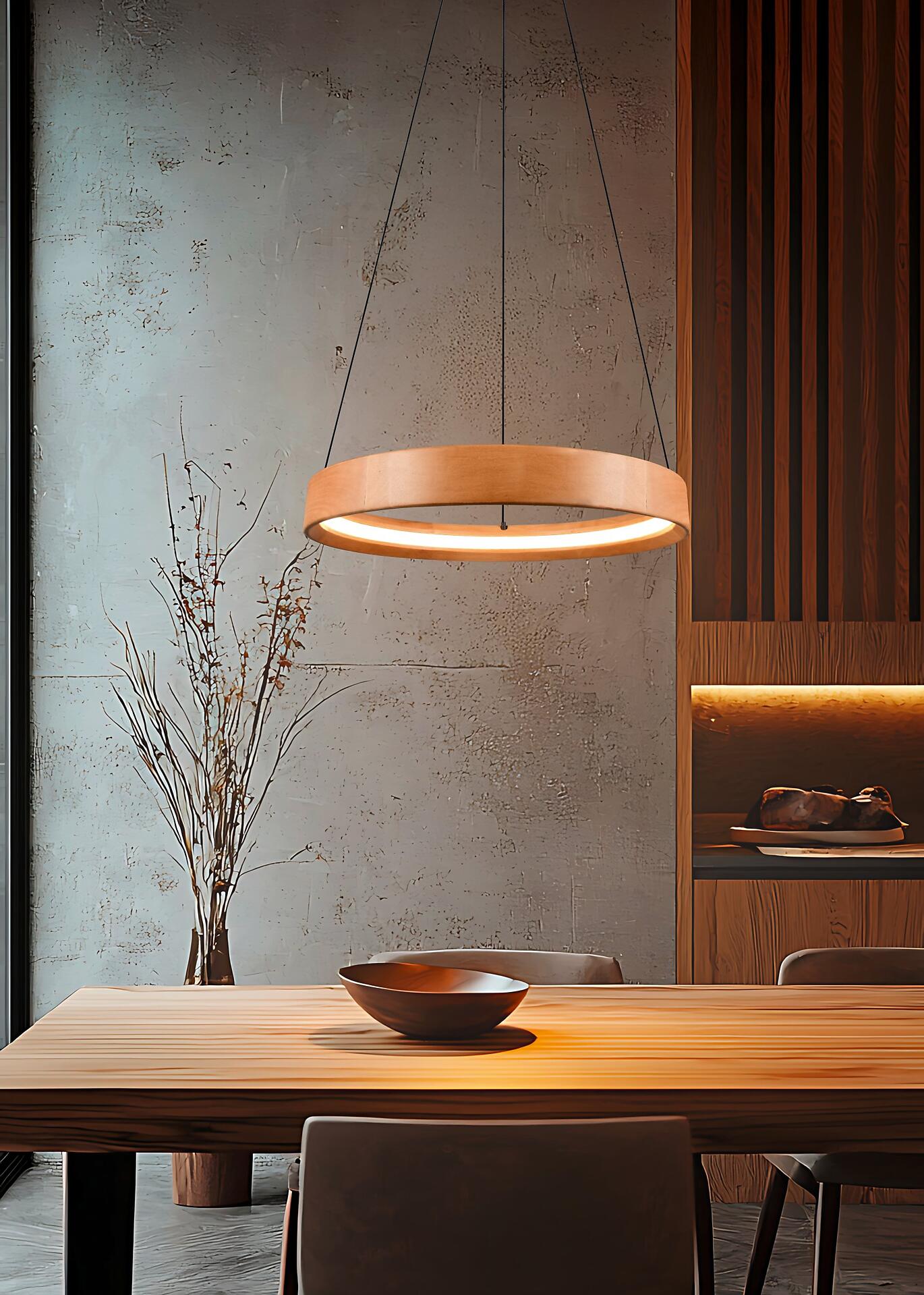 Pendelleuchte Lynwood mit Holzrahmen, die über einem rechteckigen Esstisch warmweißes Licht ausstrahlt und den Raum beleuchtet.