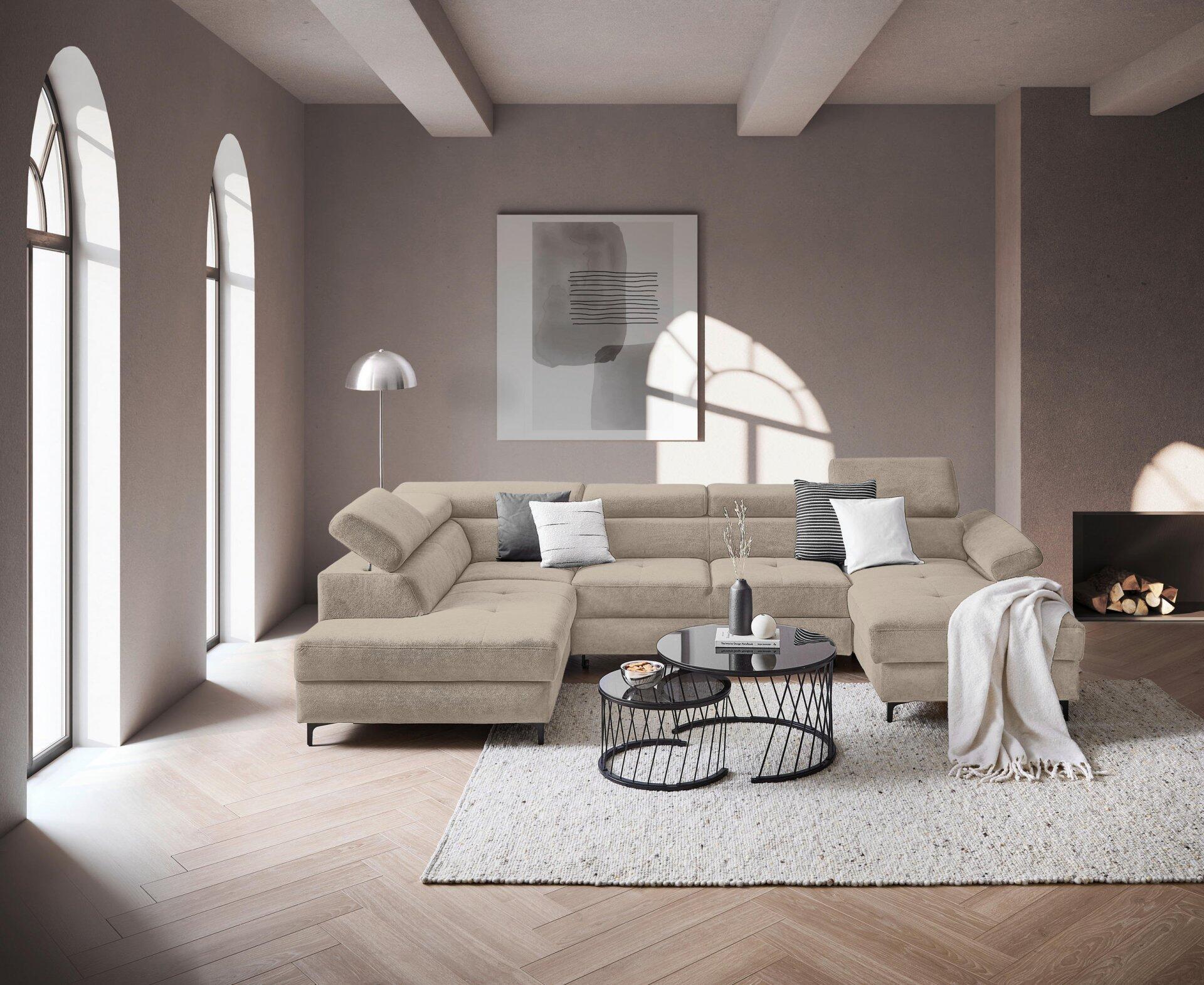 Moderne Wohnlandschaft Combo mit Ottomane links, abklappbaren Kopfstützen und Bettkasten, leicht erhöht fotografiert, um die U-Form und das Gesamtbild im hellen Wohnzimmer zu zeigen.