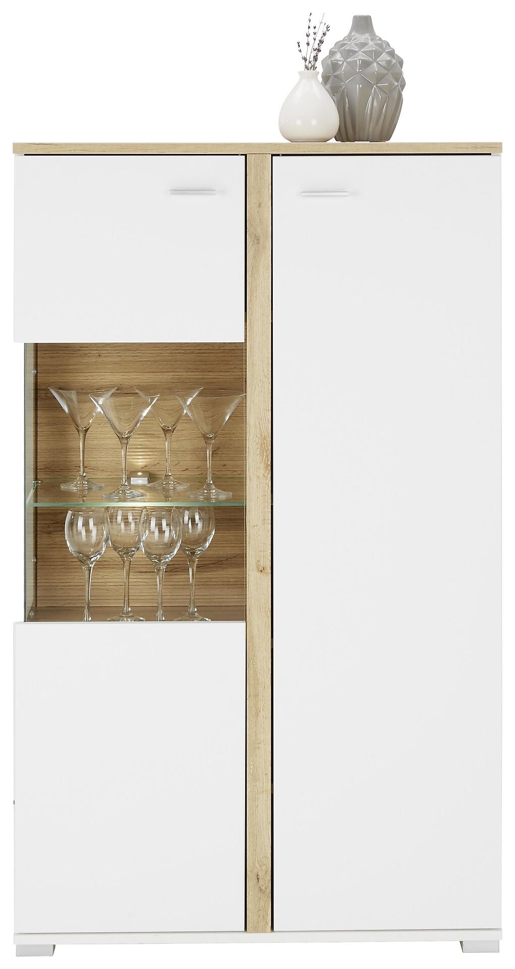 Vitrine Alamo mit weißer Front, Eiche Altholz Akzenten, Seitenverglasung und LED-Beleuchtung, zeigt von vorne eine Anordnung von Weingläsern und Dekoration auf Glasregalen.