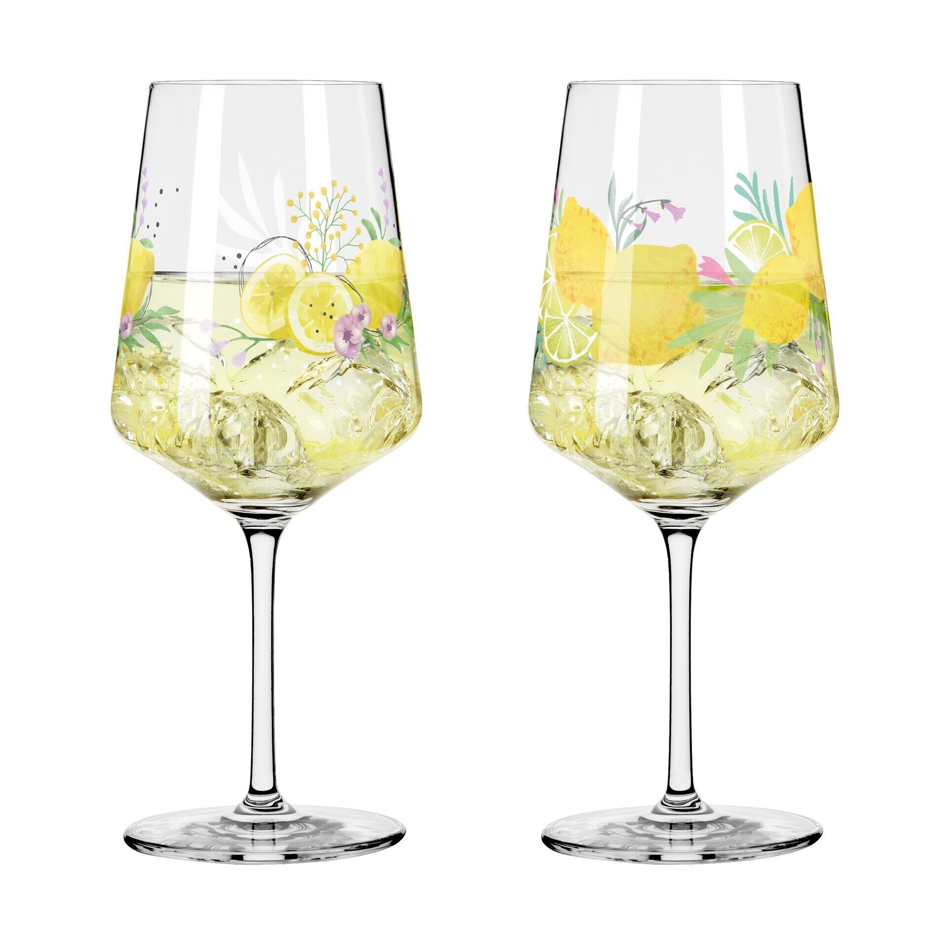 Aperitifglas-Set mit zwei Gläsern, gefüllt mit Getränk, Eiswürfeln, Zitronenscheiben und einem floralen Dekor aus Zitronen, Blüten und Blättern.