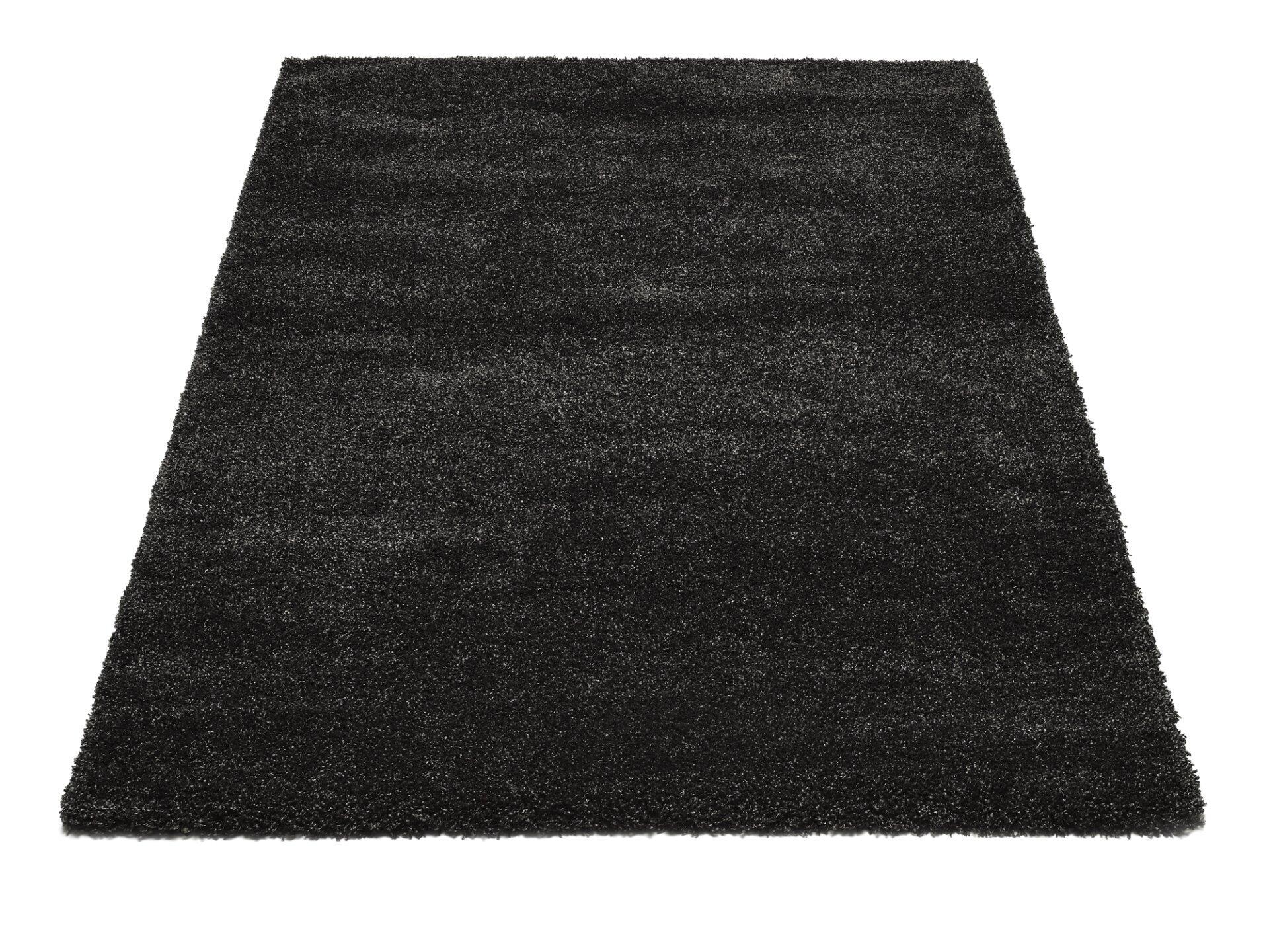 Hochflor-Teppich Erdara in Anthrazit, frontal und leicht erhöht fotografiert, zeigt die wirbelige Textur und hohe Florhöhe.