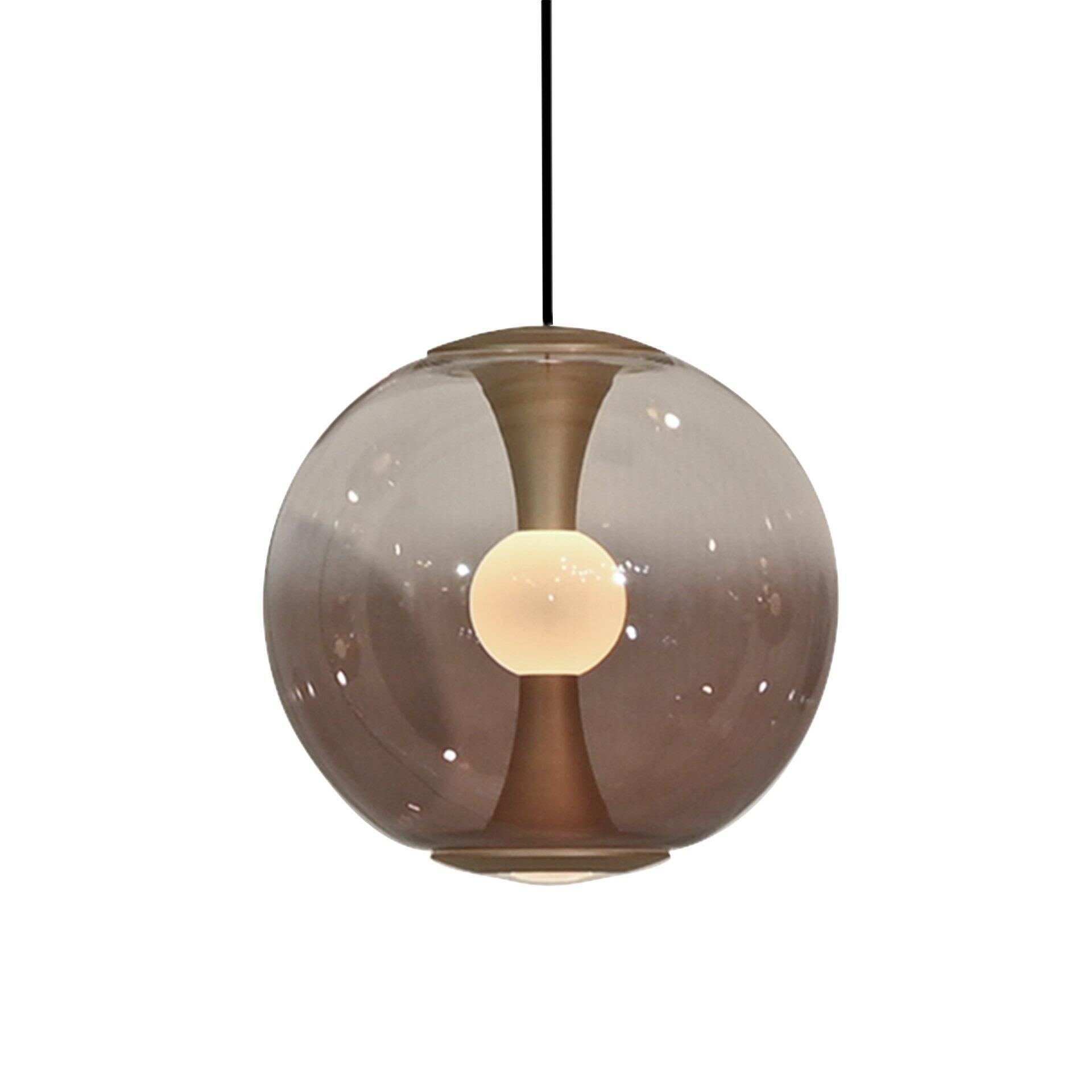 Pendelleuchte Base, Pure Base-Glow, dargestellt aus schräg obiger Perspektive mit zwei ineinanderliegenden Glaskugeln, einer rauchgrauen Außenkugel mit Struktur und einer golden-brunen Innenplatte, die das Licht einer LED-Glühbirne reflektiert.