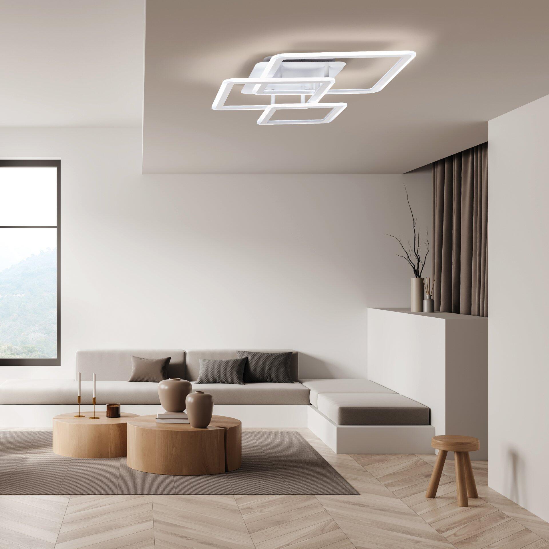 Moderne Deckenleuchte Gelder mit geometrischem Design, eingebettet in eine helle Wohnzimmereinrichtung, die durch ihre stufenlos dimmbare Funktion und das gleichmäßige Lichtbild besticht.