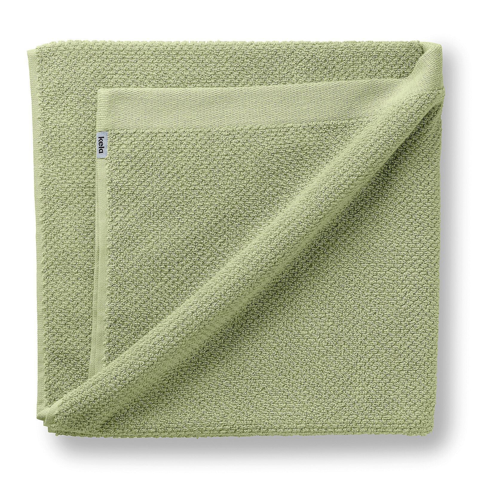 Flauschiges Duschtuch Lavinia in Hellgrün, diagonal gefaltet mit sichtbarer Textur und Kela-Etikett.