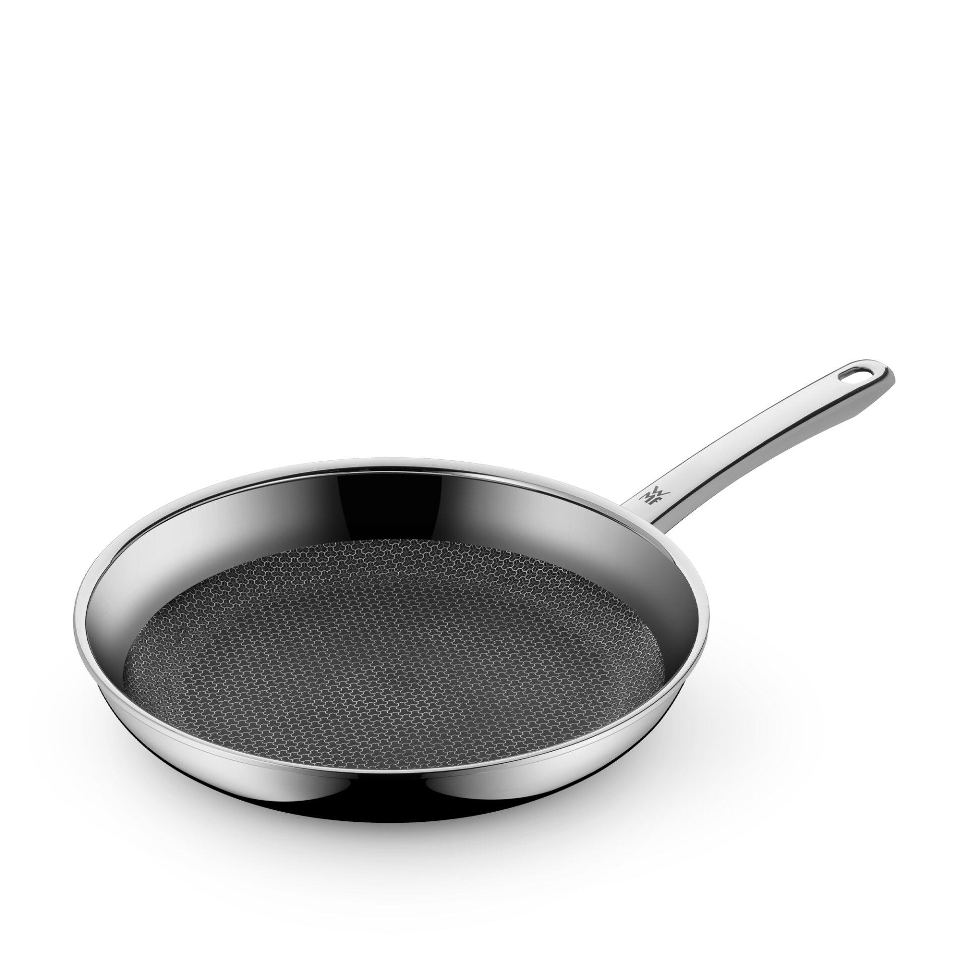 Stielpfanne Profi Resist von WMF mit Ø 28 cm in Dreiviertelperspektive, die den gewellten Pfannenboden detailliert zeigt.