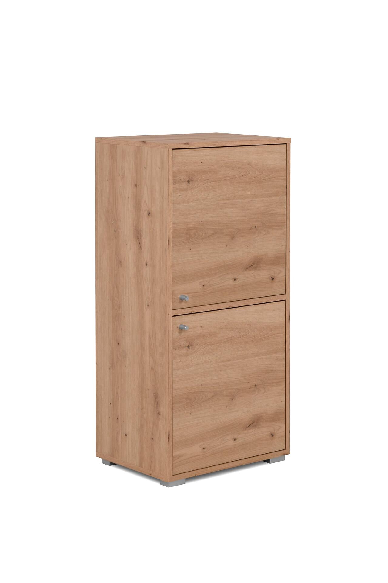 Hoher Schrank Fyn 20D mit zwei Türen, silberfarbenen Aluminiumgriffen und Holzfront mit Maserung, aus der Frontalperspektive leicht nach oben aufgenommen.
