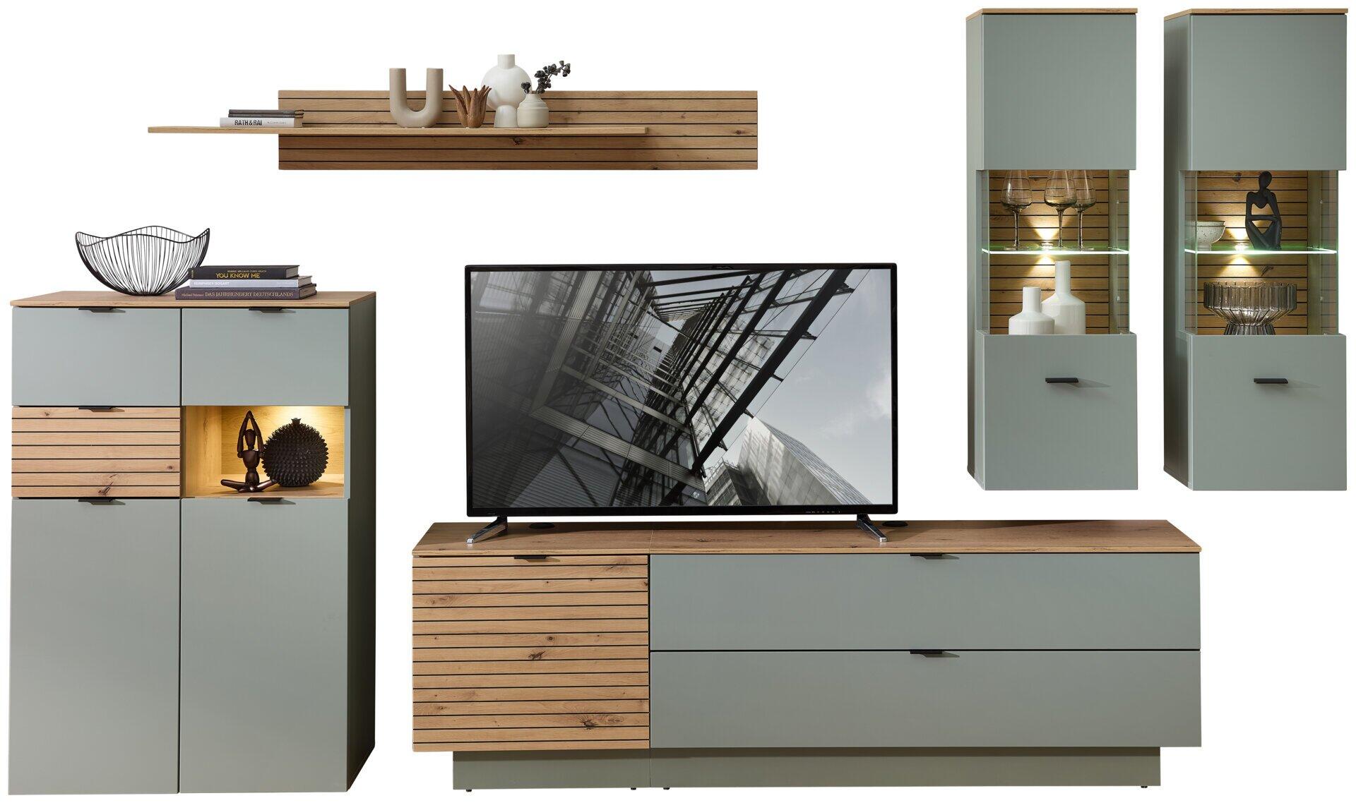 TV-Wohnlösung Ina mit Artisan Eiche Applikationen und schilfgrünem Korpus, die eine lange, schlanke Form mit erhöhter Basis und integrierter LED-Beleuchtung zeigt.
