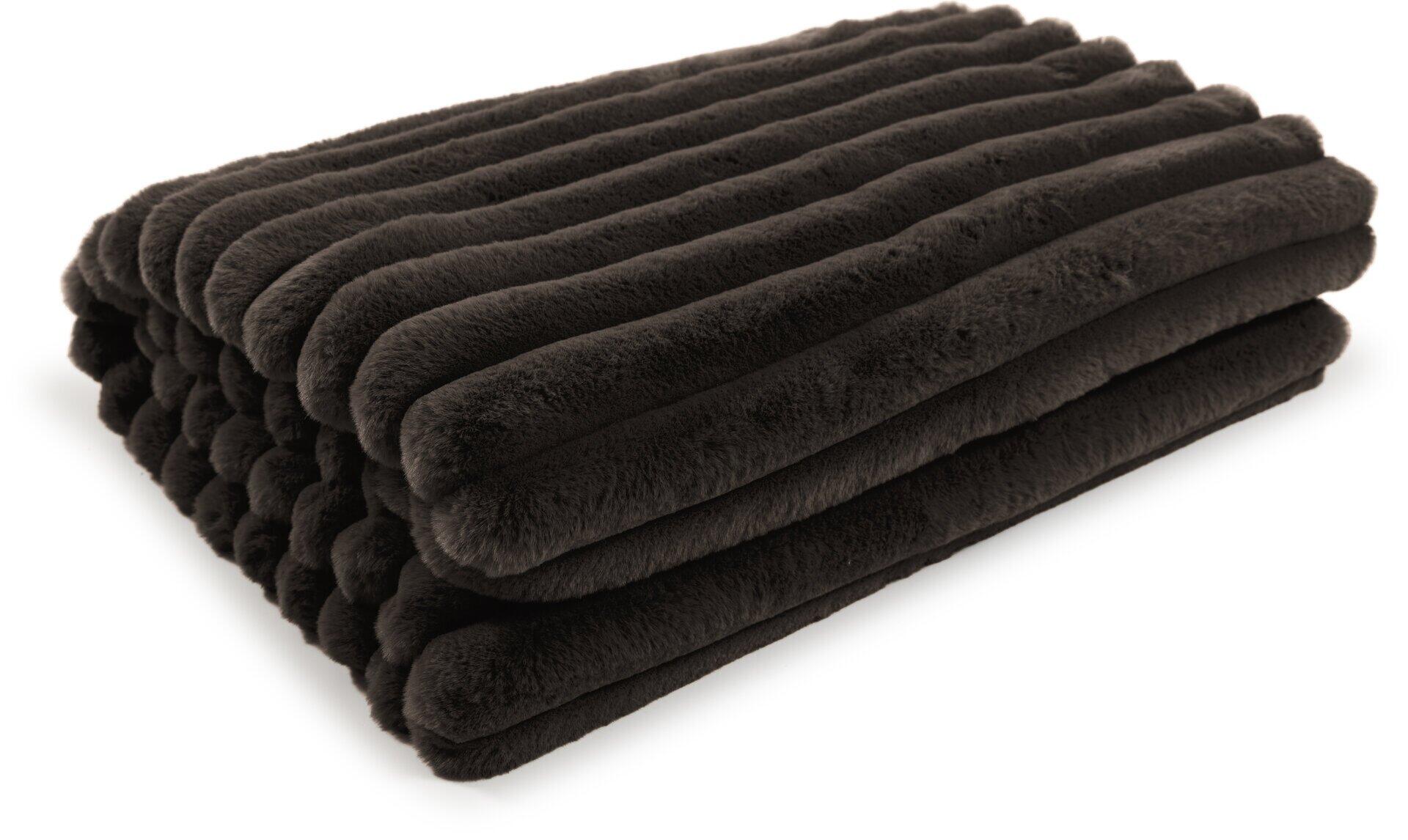 Flauschiger Kuschelteppich Plaid Raya in Anthrazit mit Fellimitatstreifen, aus der unteren Perspektive aufgenommen, um Dicke und Falten zu zeigen.