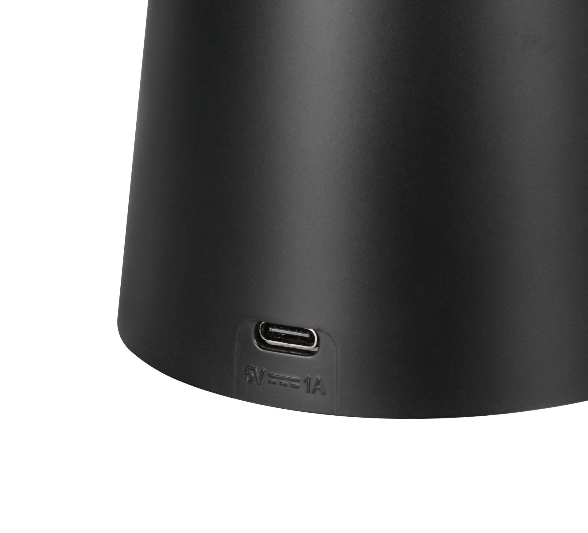 Tischleuchte Cirrus: Detailaufnahme des schwarzen Lampenkopfs mit USB-Ladeanschluss (5V = 1A) aus niedriger, seitlicher Perspektive.