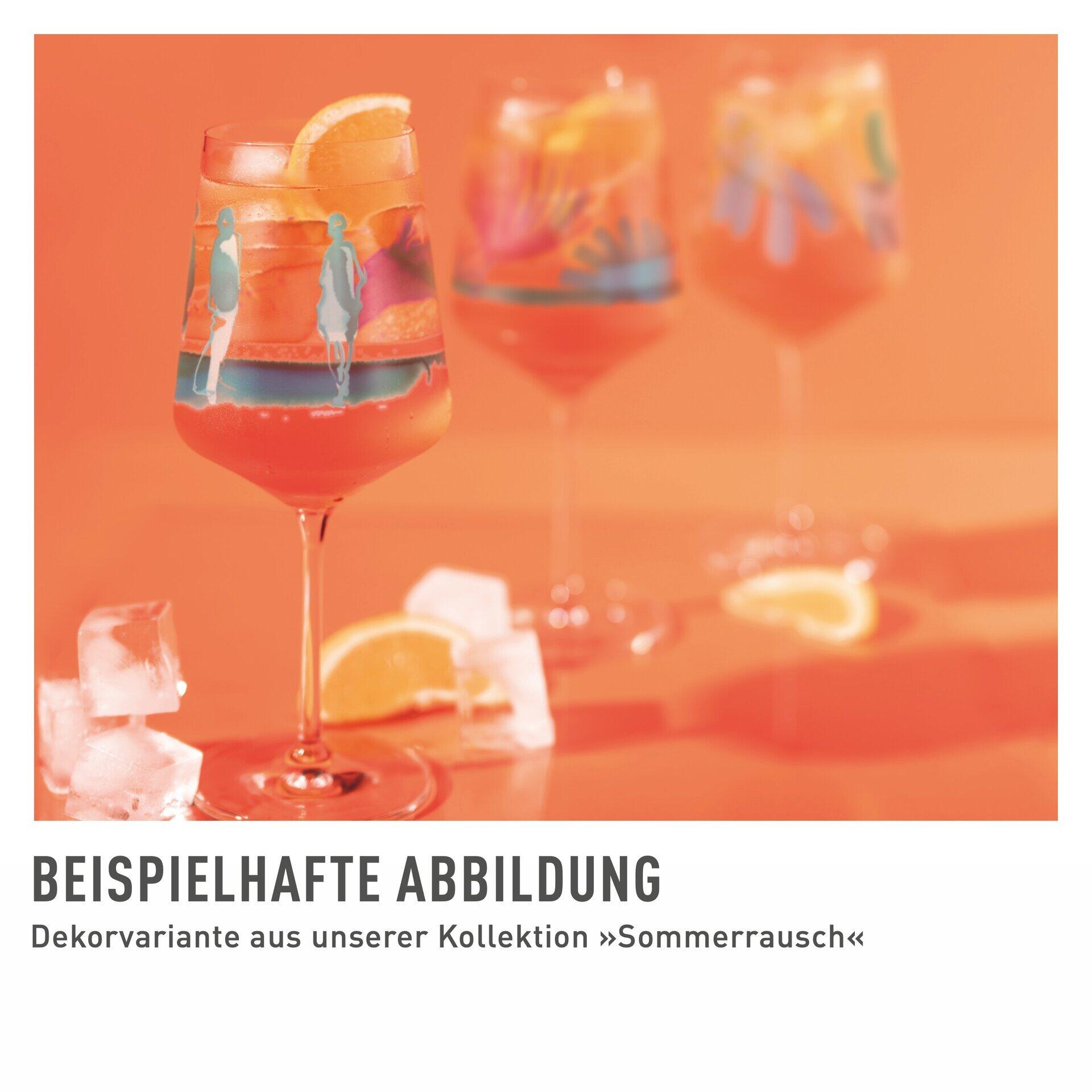 Nahaufnahme von zwei Aperitifgläsern mit farbigem Cocktail und Eiswürfeln auf einer orangefarbenen Oberfläche.