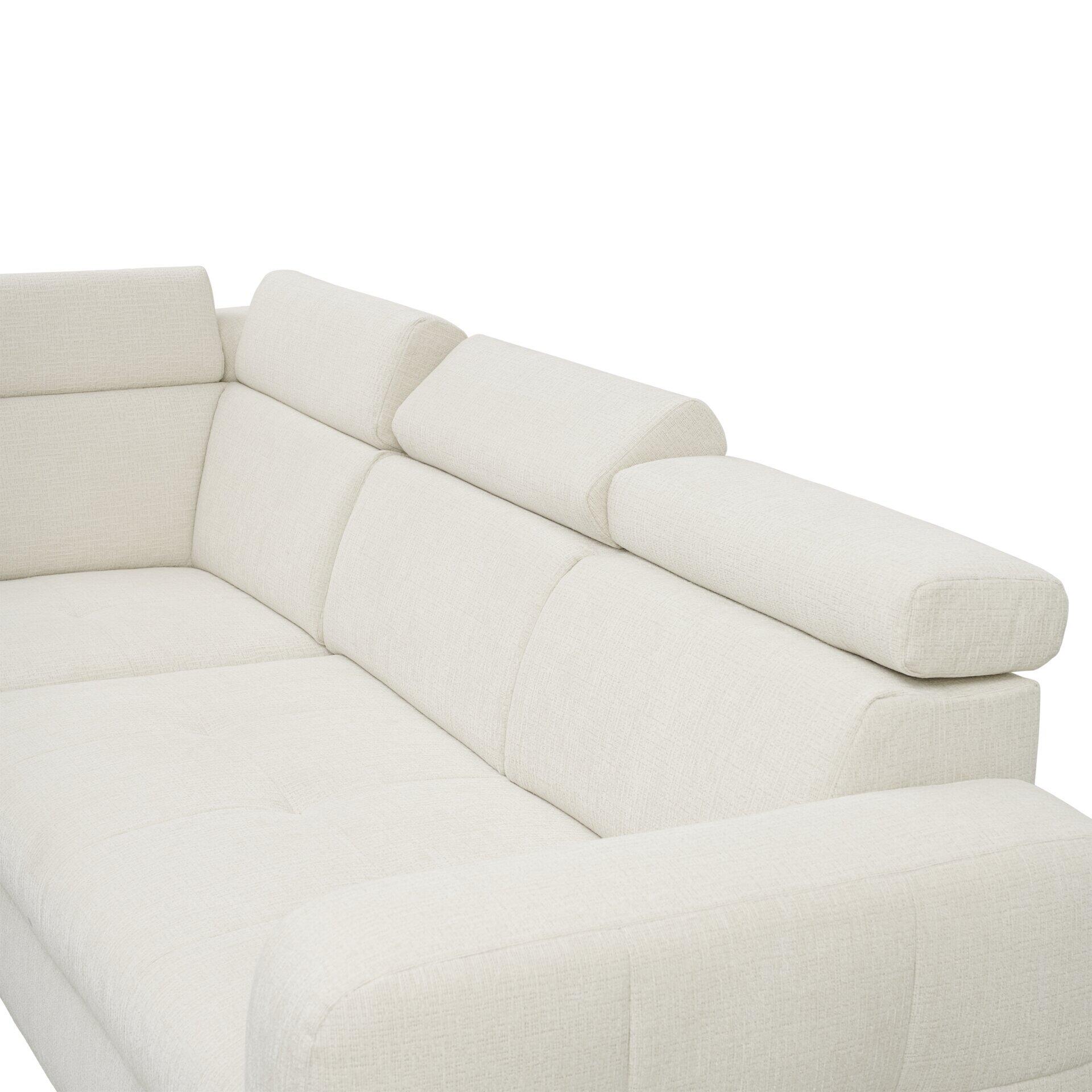 Ecksofa Saragossa in hellbeige mit geometrisch gestalteten Kissen und Armlehne sowie schräger Rückenanordnung.
