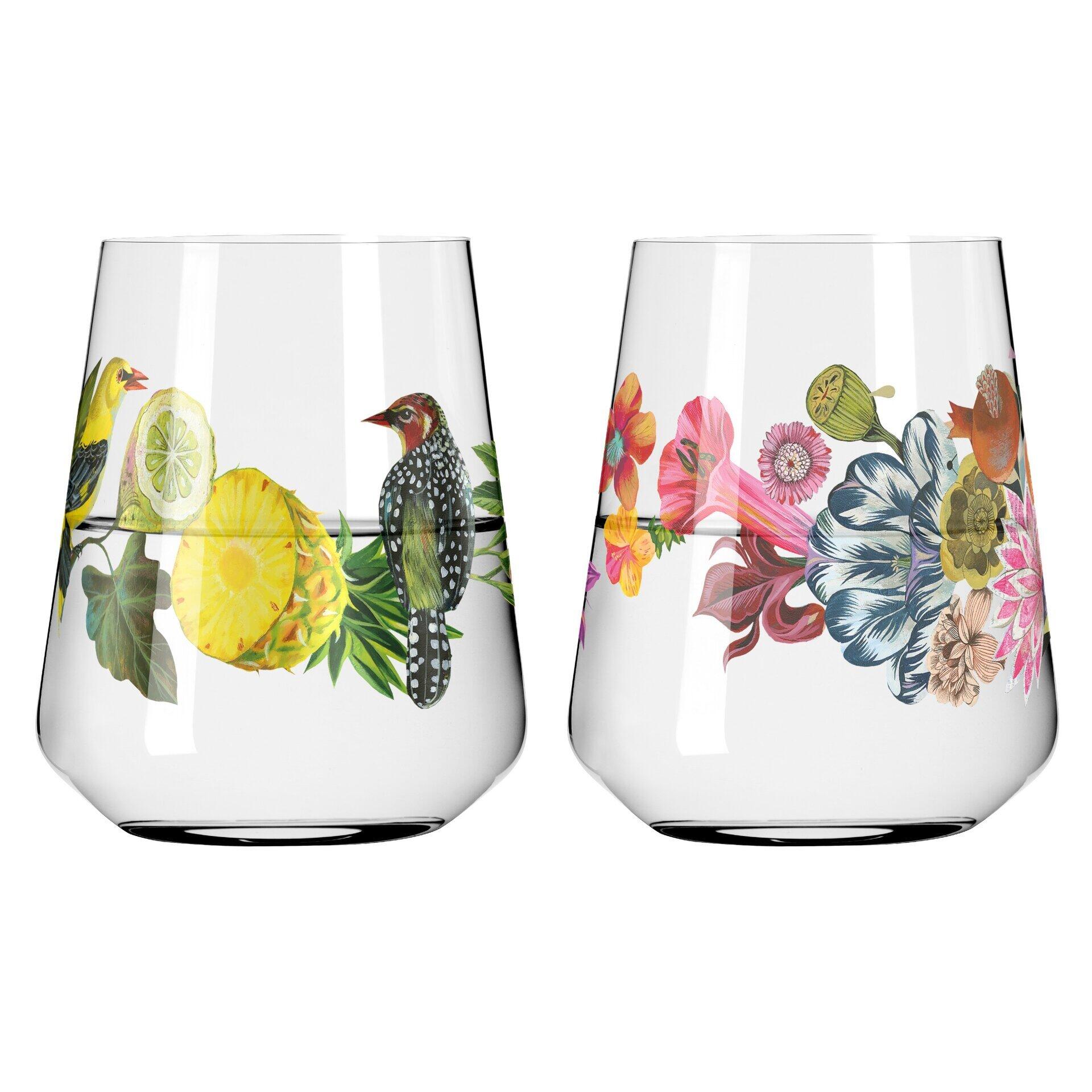 Zwei Universal-Gläser mit botanischen Illustrationen von Vögeln, Zitronen, Blüten und Pflanzen, präsentiert im 3/4-Profil mit konischer Form und schlankem Stiel.